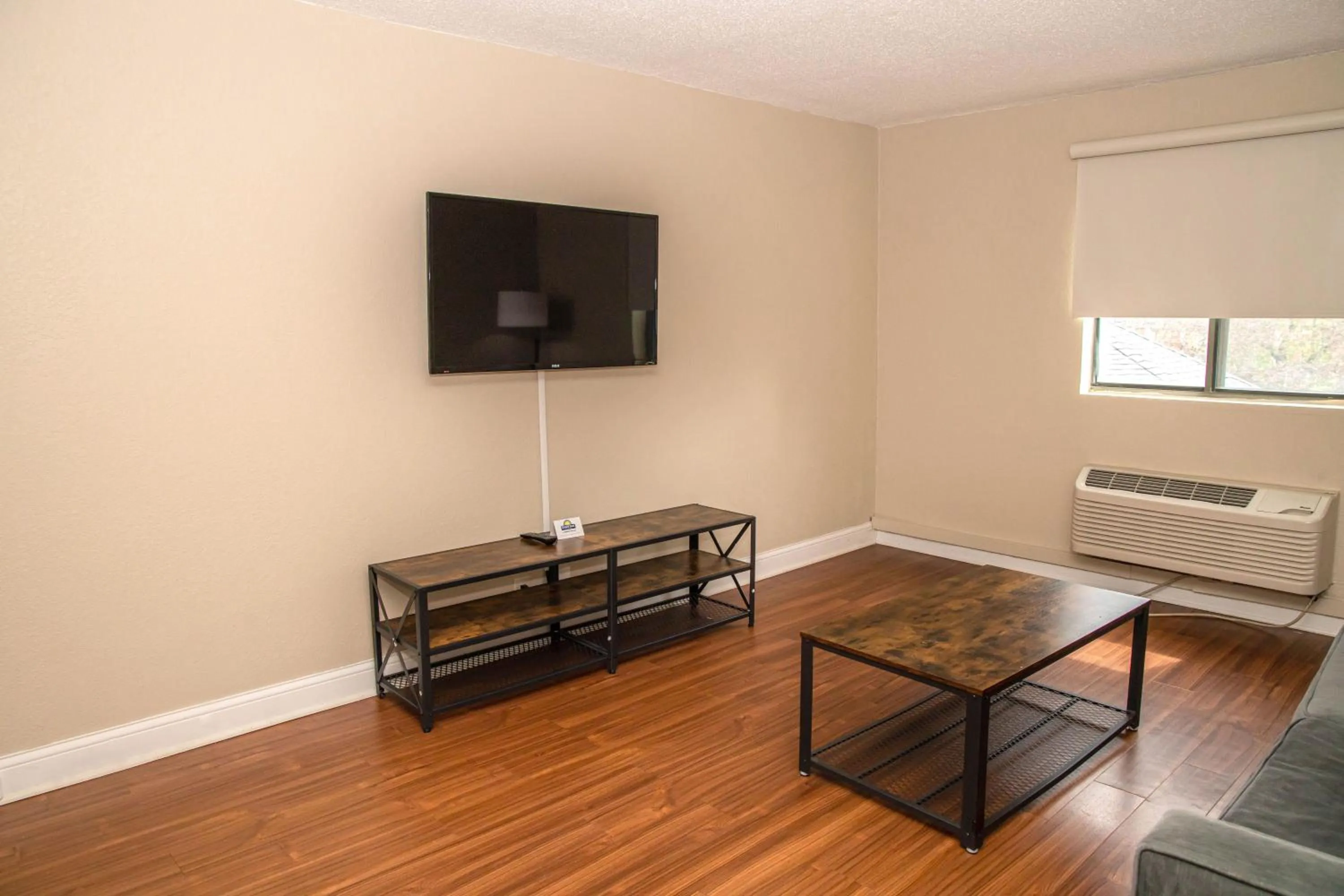 TV and multimedia in Days Inn and Suites by Wyndham Hammond, IN