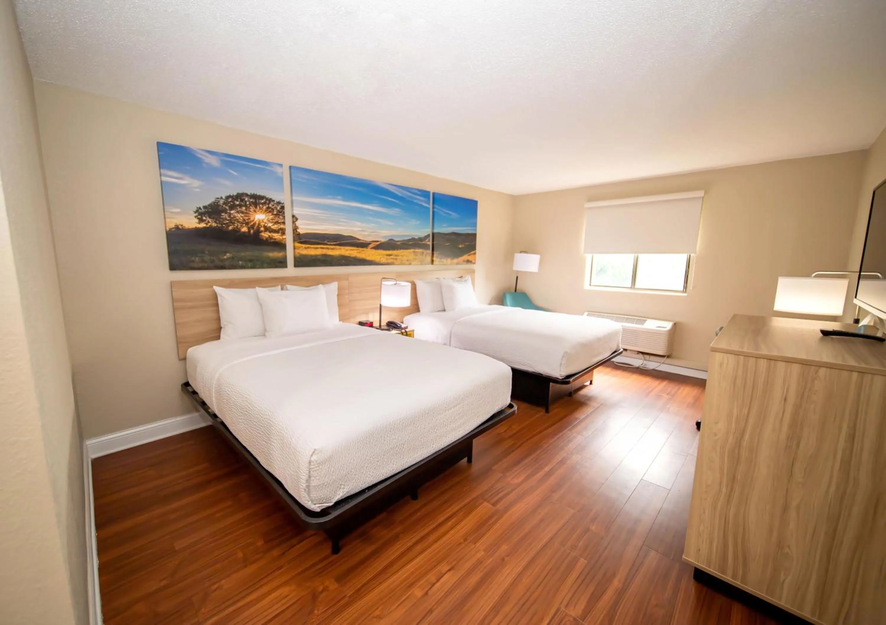 Bedroom, Bed in Days Inn and Suites by Wyndham Hammond, IN