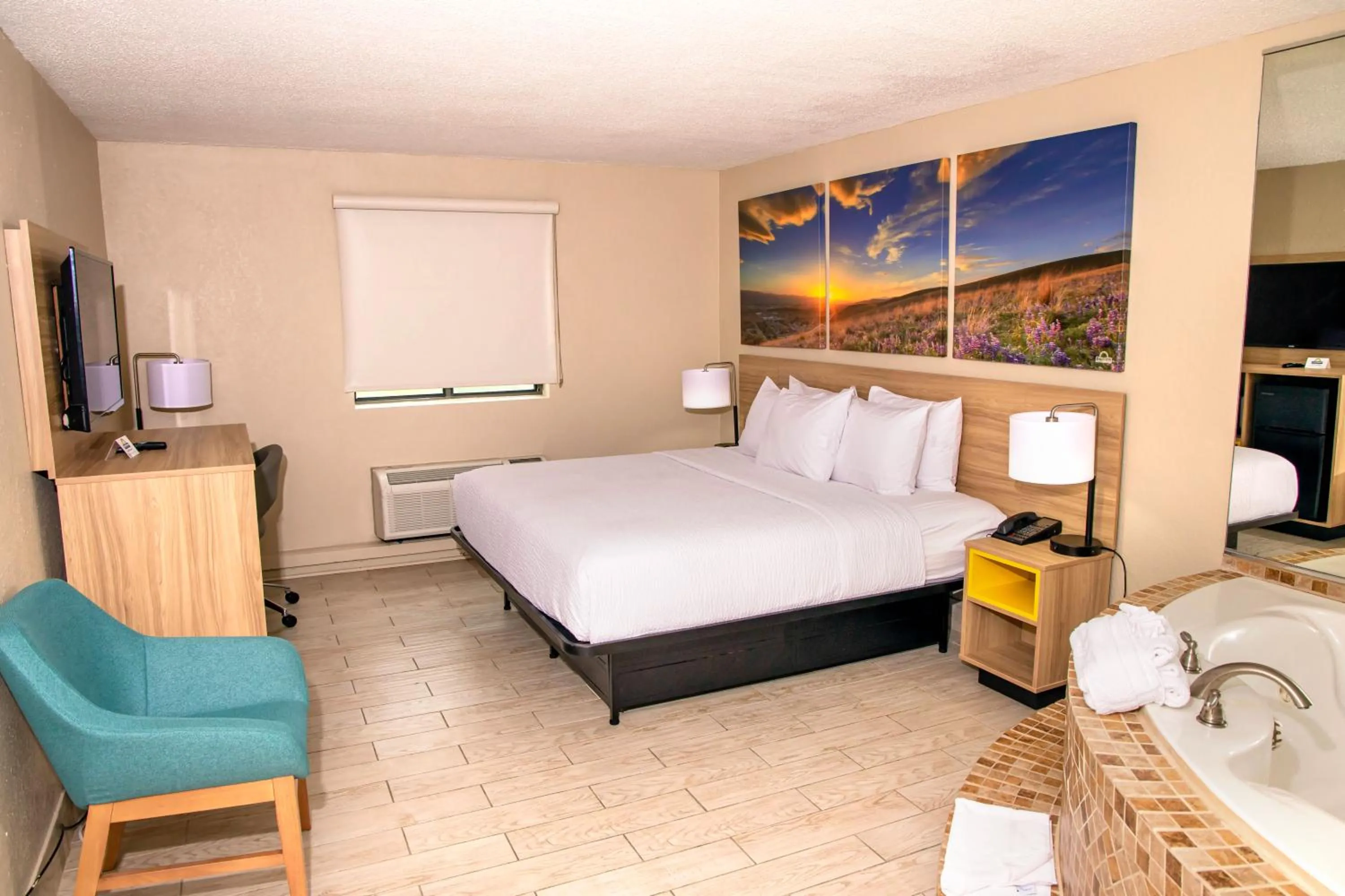 Bedroom, Bed in Days Inn and Suites by Wyndham Hammond, IN