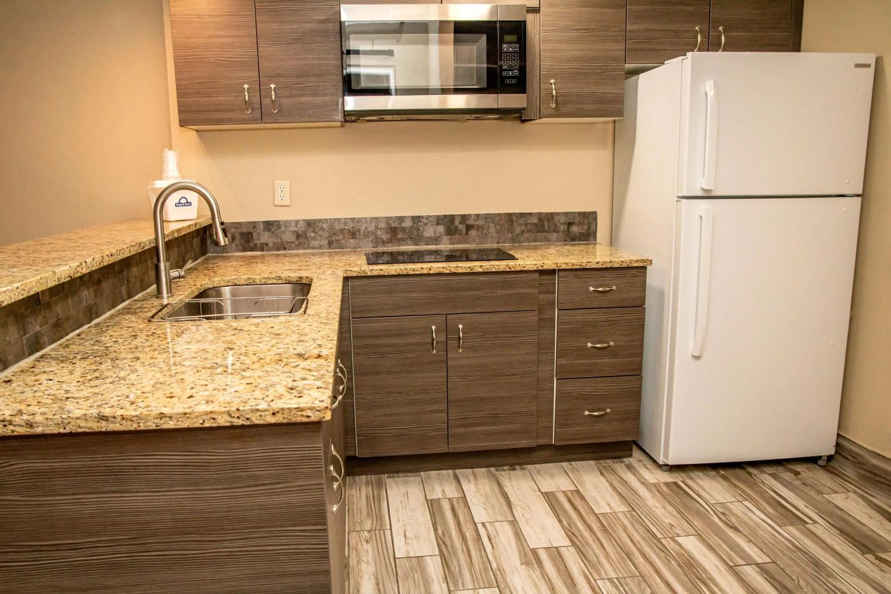 Kitchen or kitchenette in Days Inn and Suites by Wyndham Hammond, IN