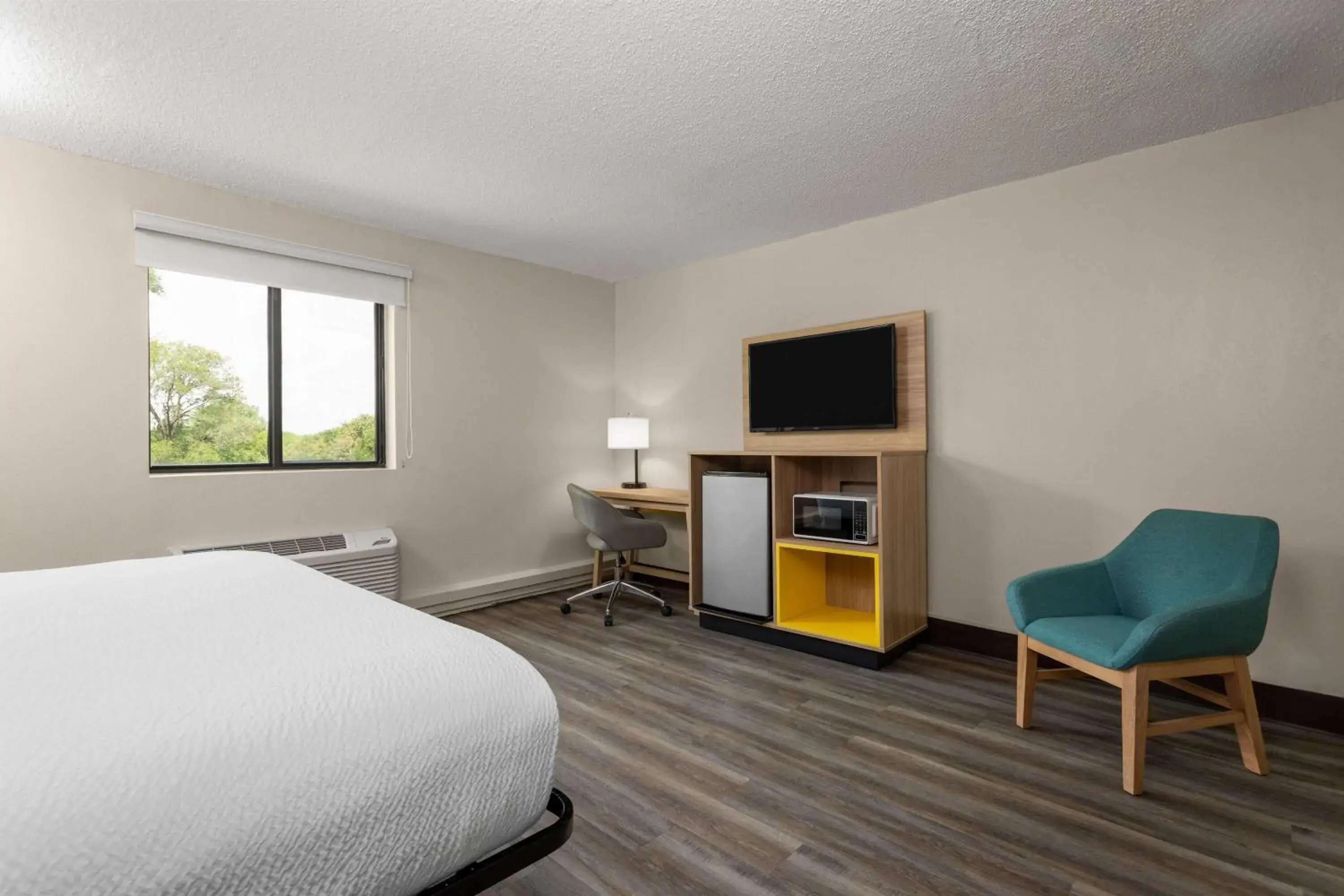 Photo of the whole room, Bed in Days Inn and Suites by Wyndham Hammond, IN Photo of the whole room, Bed in Days Inn and Suites by Wyndham Hammond, IN