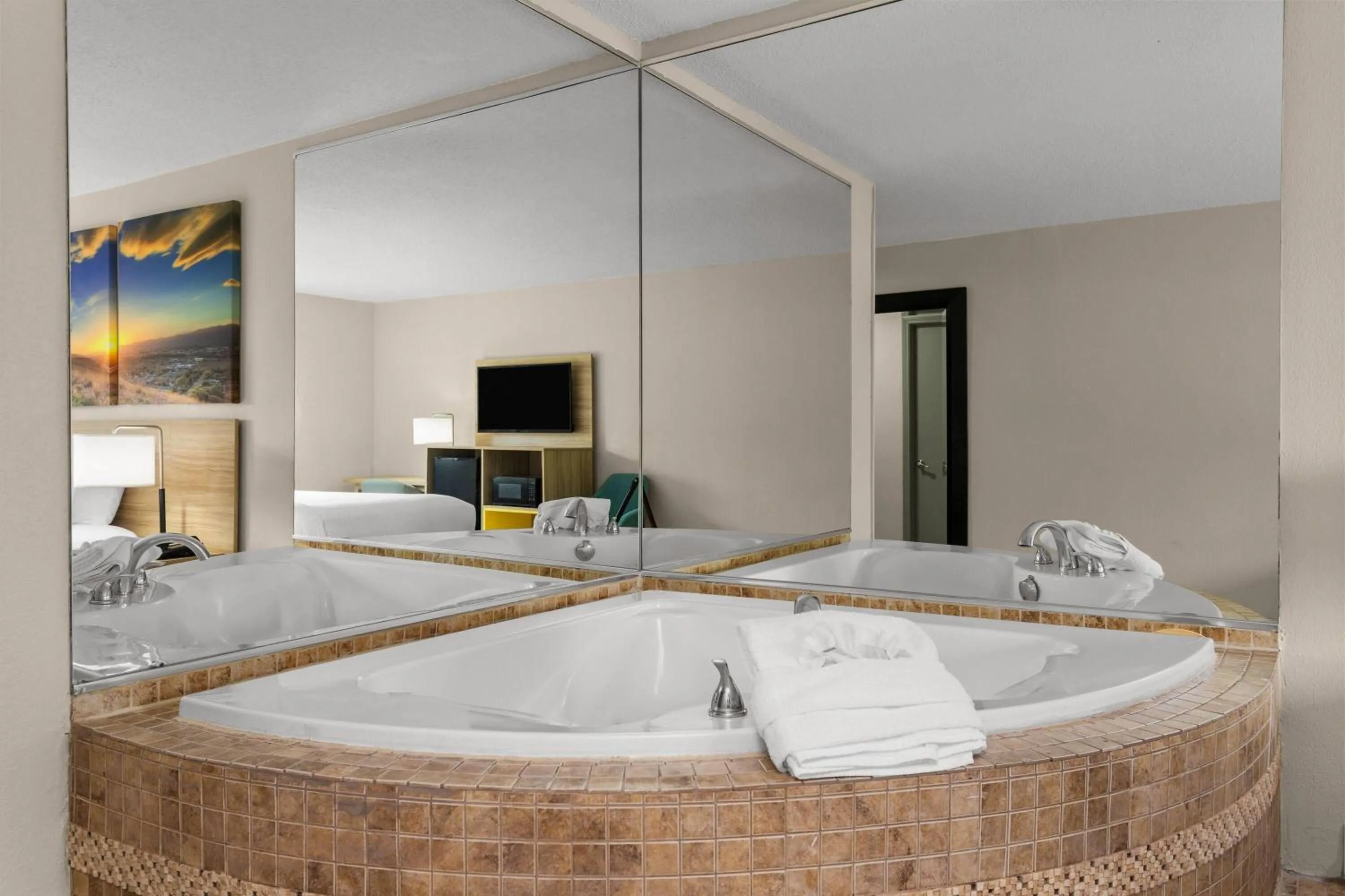 Bath in Days Inn and Suites by Wyndham Hammond, IN