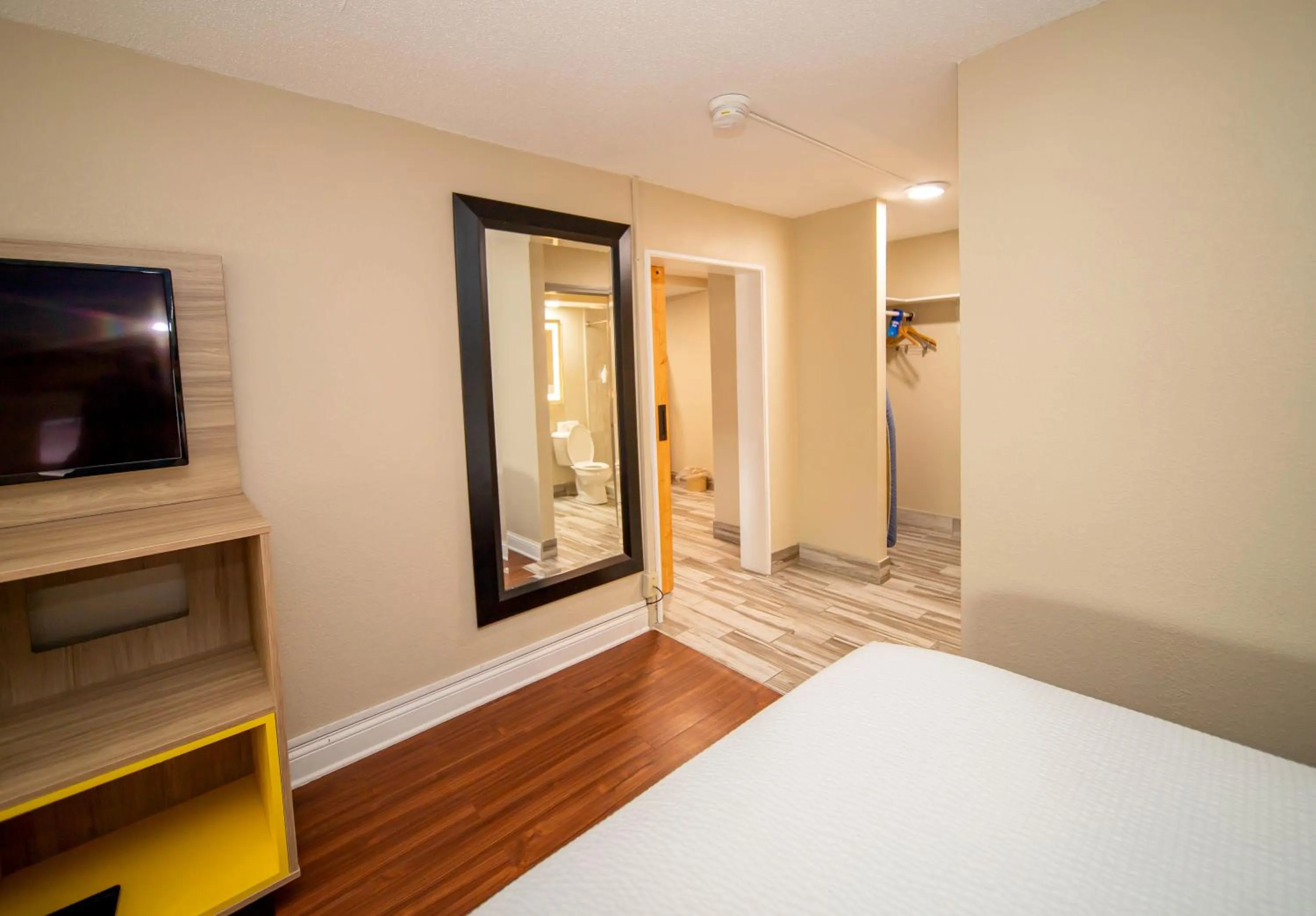 Bedroom, Bed in Days Inn and Suites by Wyndham Hammond, IN