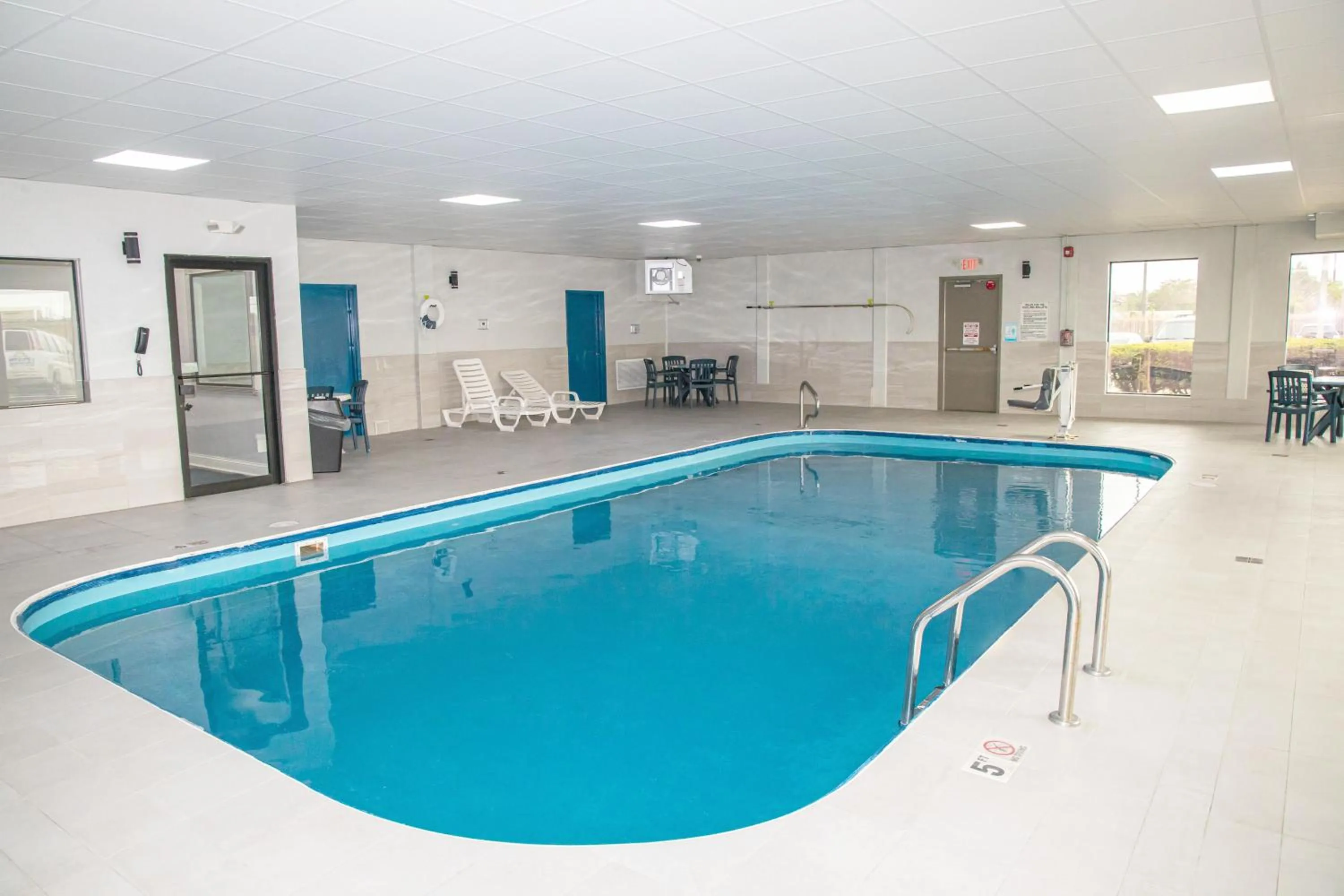 Swimming pool in Days Inn and Suites by Wyndham Hammond, IN