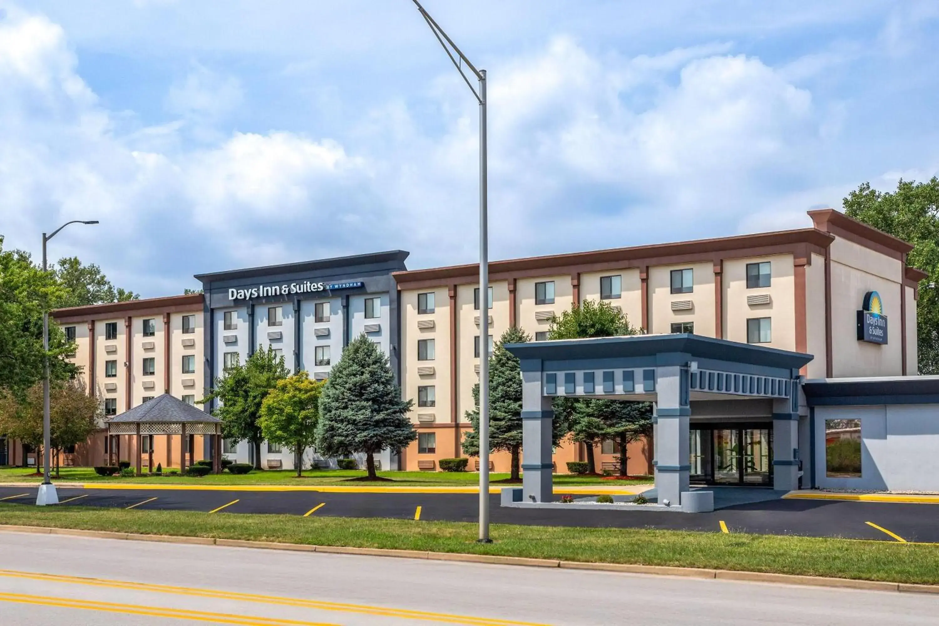 Property building in Days Inn and Suites by Wyndham Hammond, IN Property building in Days Inn and Suites by Wyndham Hammond, IN
