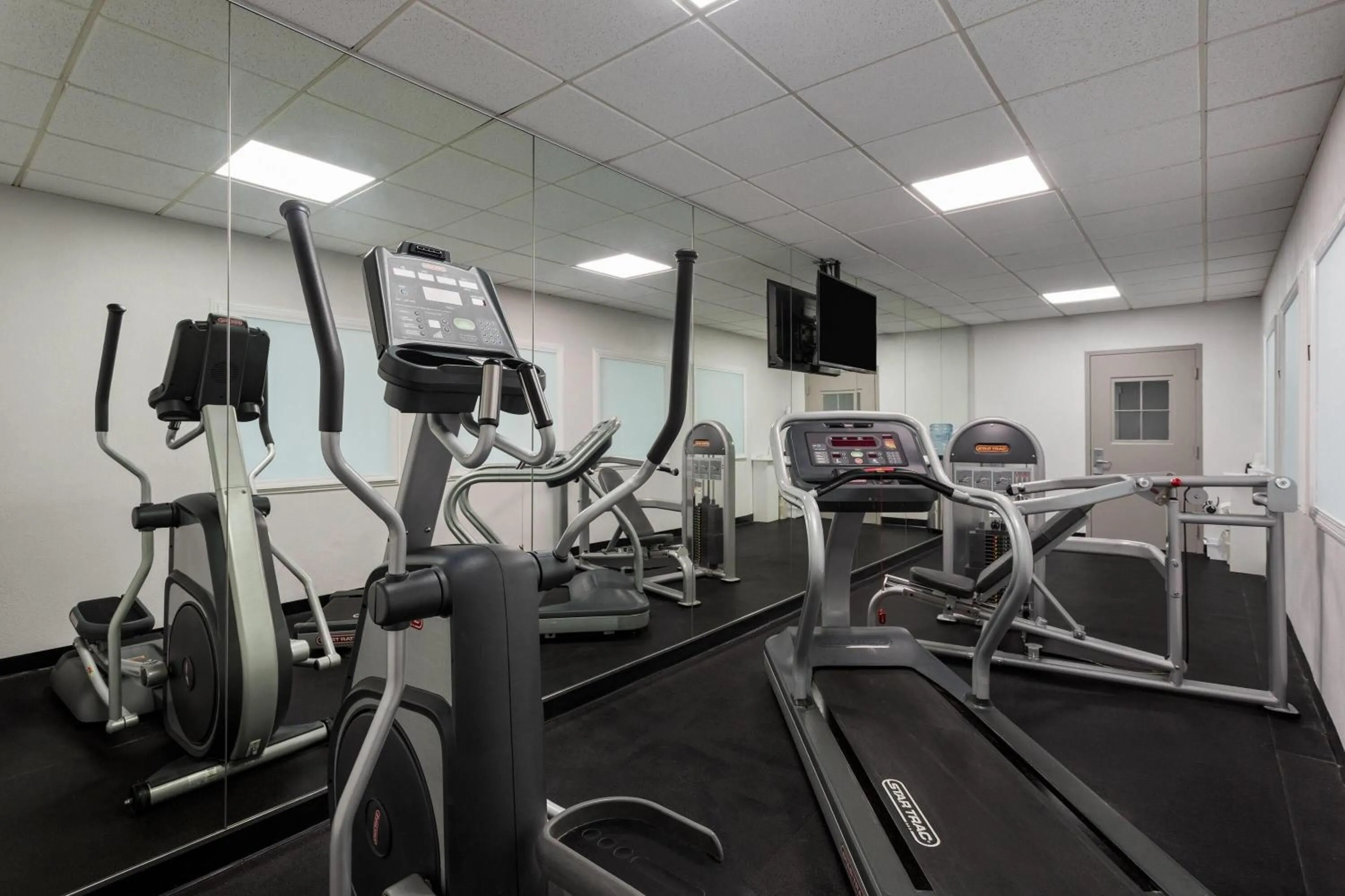 Fitness centre/facilities in Days Inn and Suites by Wyndham Hammond, IN
