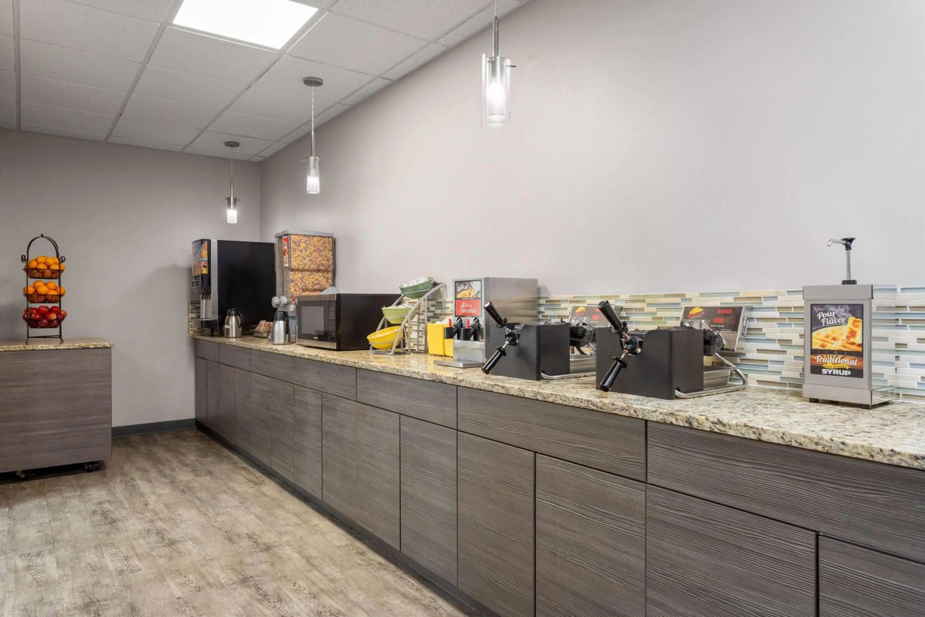 Breakfast in Days Inn and Suites by Wyndham Hammond, IN