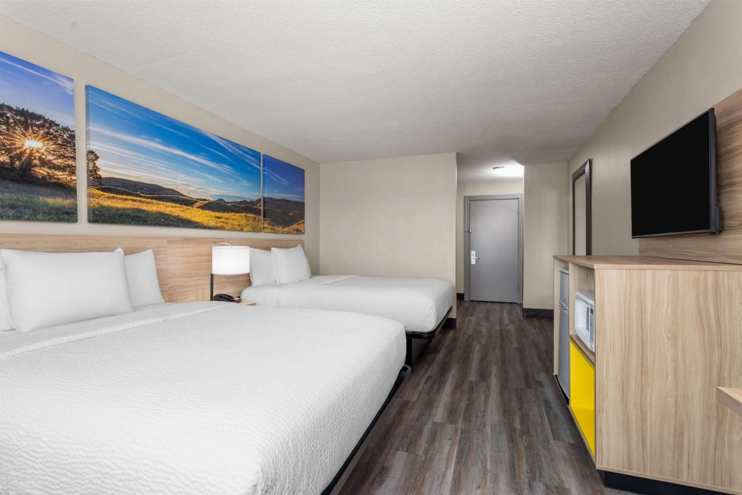 Photo of the whole room, Bed in Days Inn and Suites by Wyndham Hammond, IN