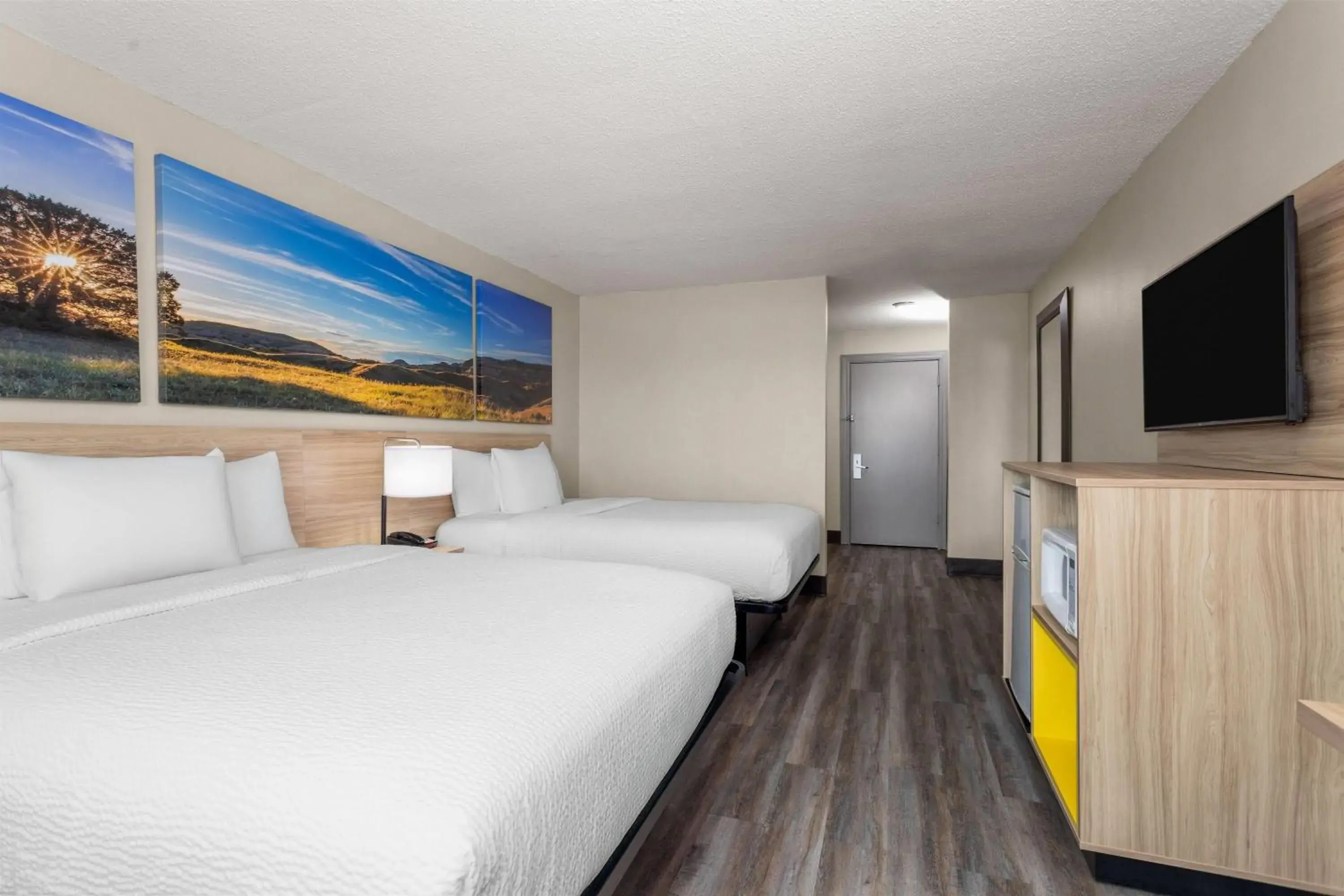 Photo of the whole room, Bed in Days Inn and Suites by Wyndham Hammond, IN Photo of the whole room, Bed in Days Inn and Suites by Wyndham Hammond, IN