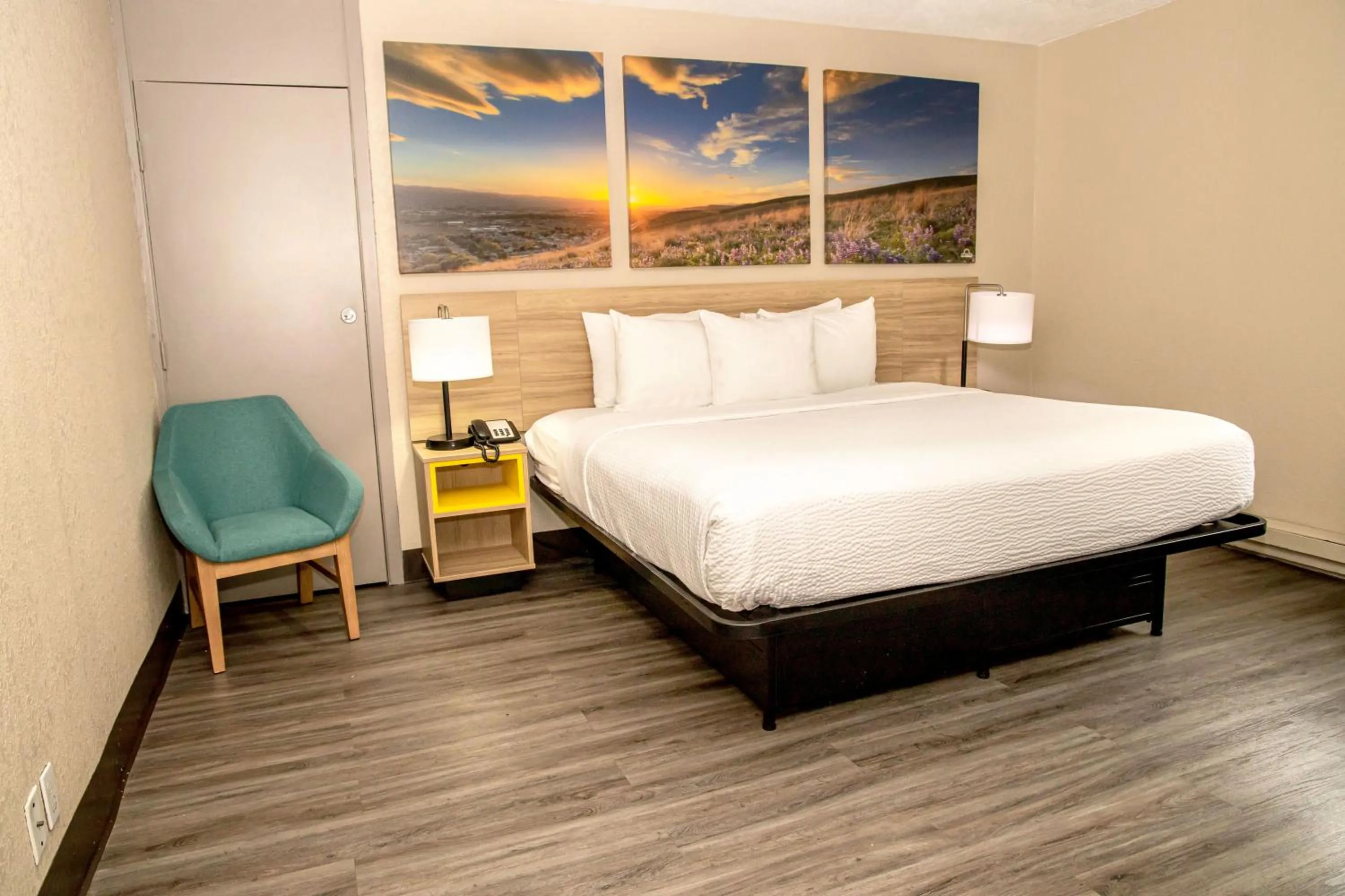 Bed in Days Inn and Suites by Wyndham Hammond, IN