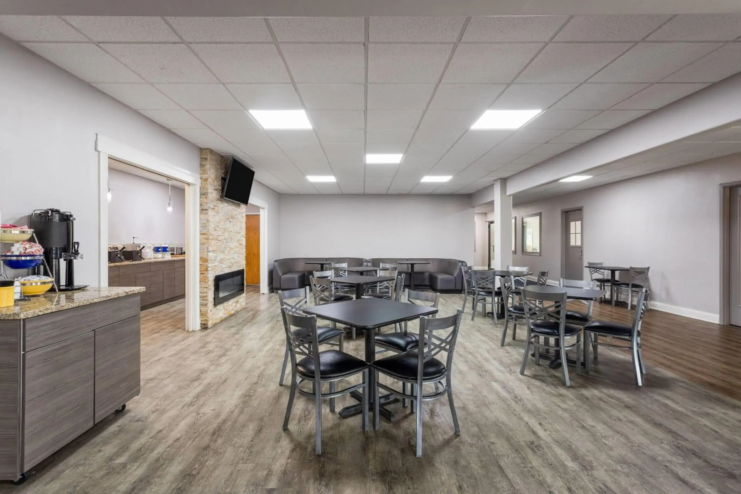 Breakfast in Days Inn and Suites by Wyndham Hammond, IN Breakfast in Days Inn and Suites by Wyndham Hammond, IN