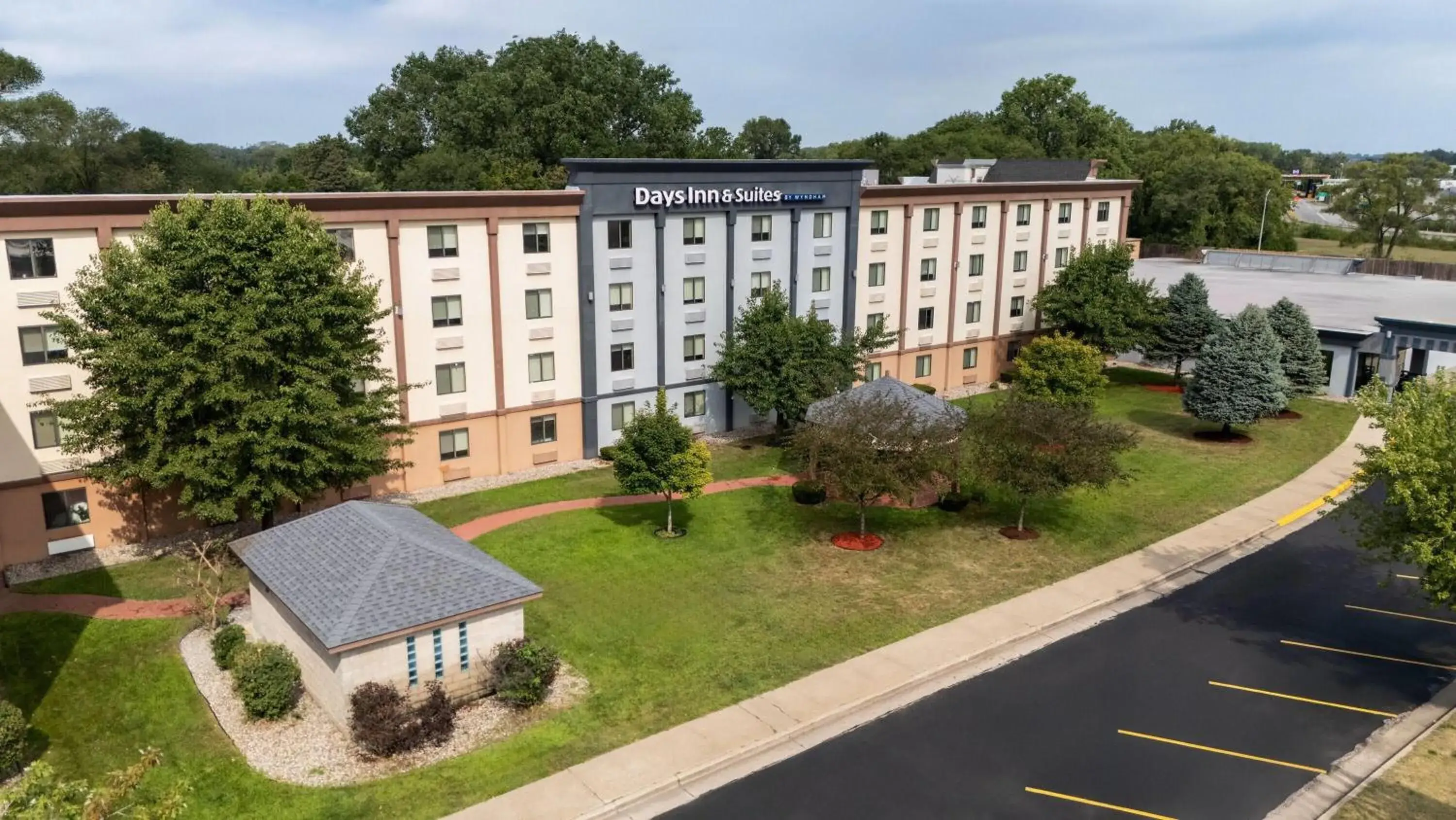 Property building in Days Inn and Suites by Wyndham Hammond, IN Property building in Days Inn and Suites by Wyndham Hammond, IN