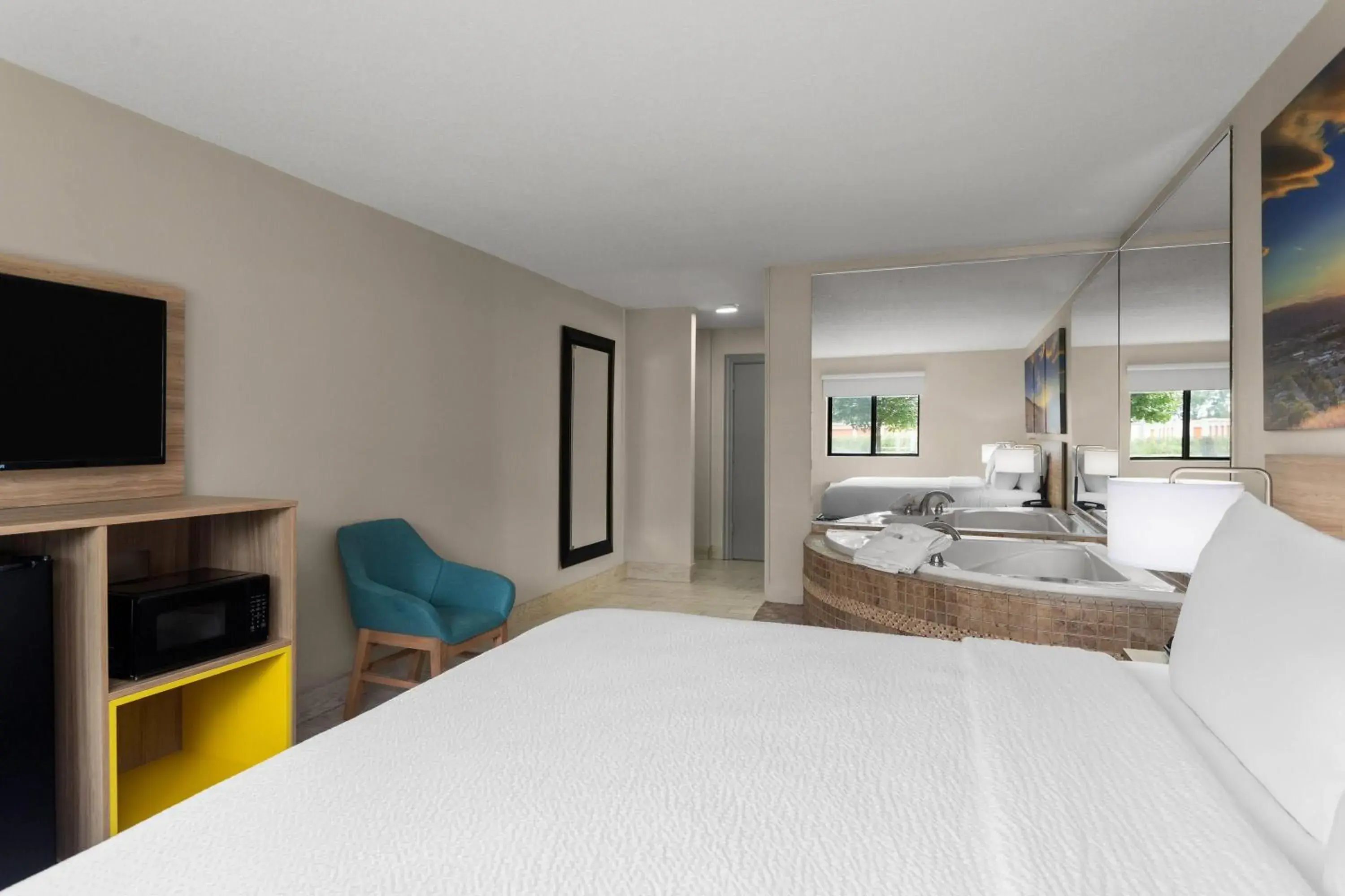 Bath, Bed in Days Inn and Suites by Wyndham Hammond, IN Bath, Bed in Days Inn and Suites by Wyndham Hammond, IN