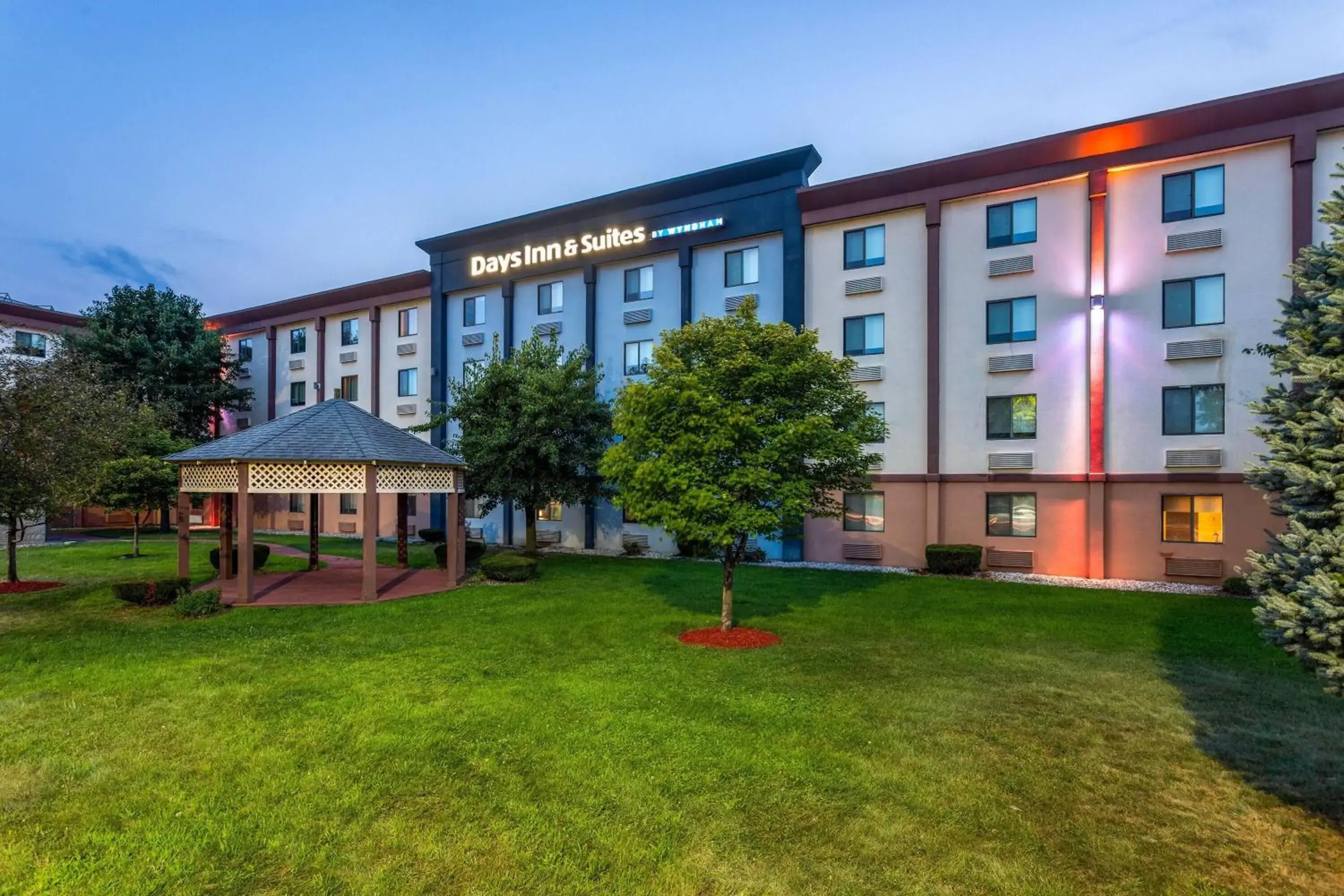 Property building in Days Inn and Suites by Wyndham Hammond, IN Property building in Days Inn and Suites by Wyndham Hammond, IN