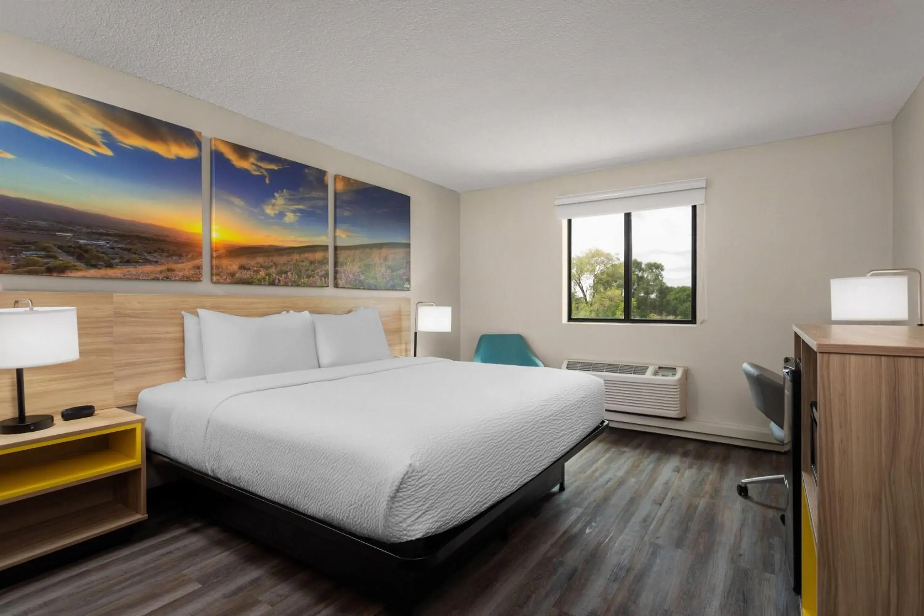 Photo of the whole room, Bed in Days Inn and Suites by Wyndham Hammond, IN Photo of the whole room, Bed in Days Inn and Suites by Wyndham Hammond, IN