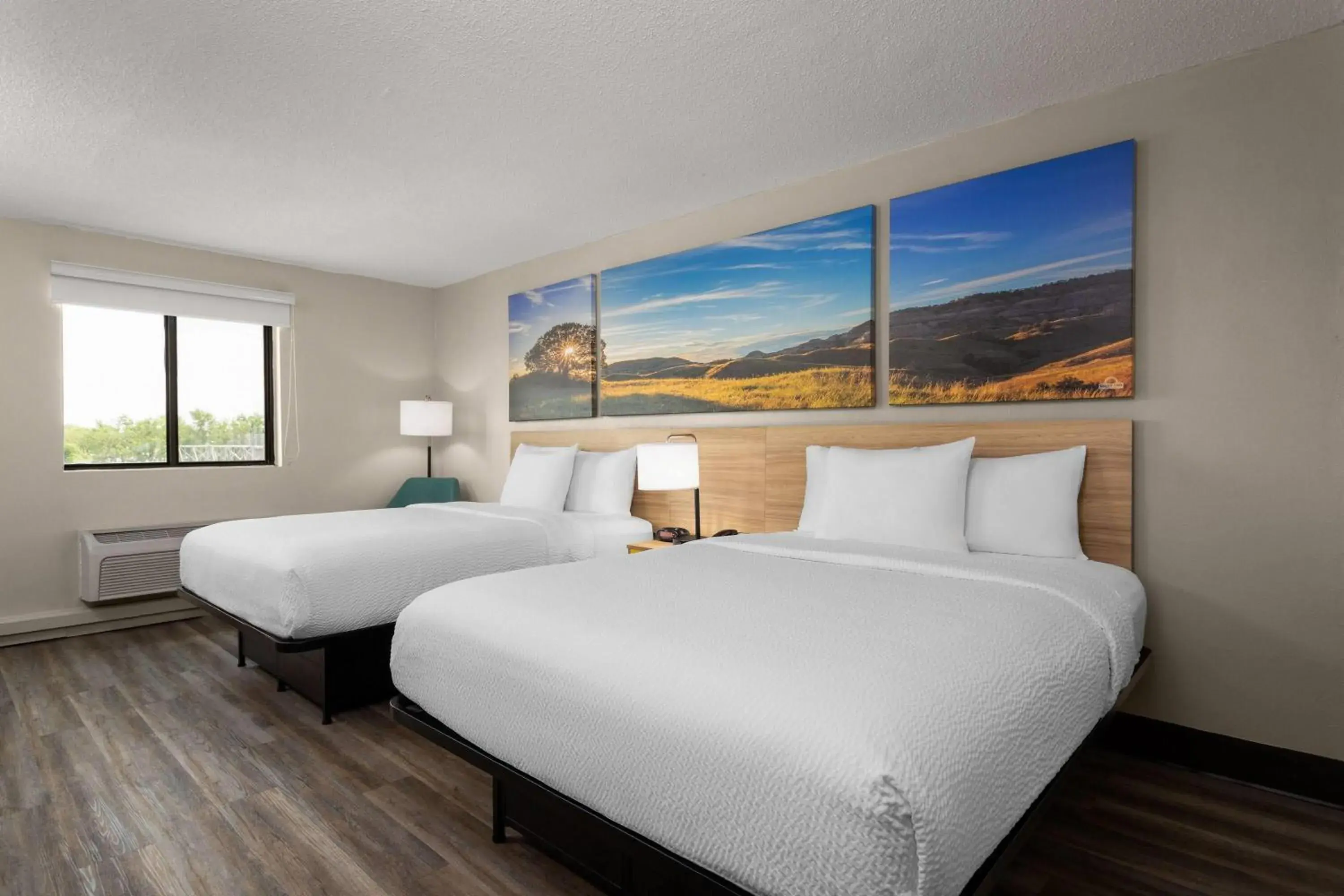 Photo of the whole room, Bed in Days Inn and Suites by Wyndham Hammond, IN Photo of the whole room, Bed in Days Inn and Suites by Wyndham Hammond, IN