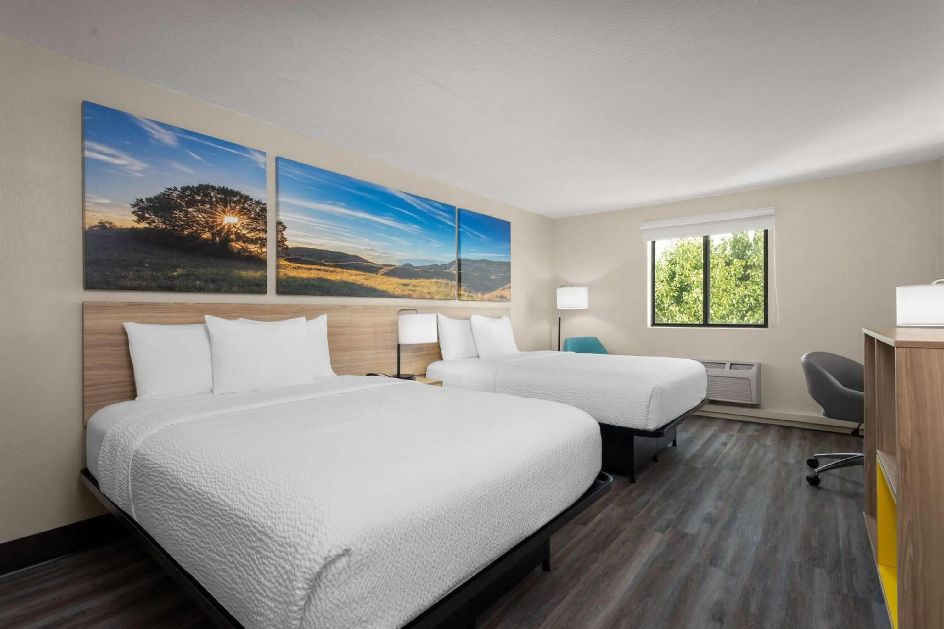 Photo of the whole room, Bed in Days Inn and Suites by Wyndham Hammond, IN