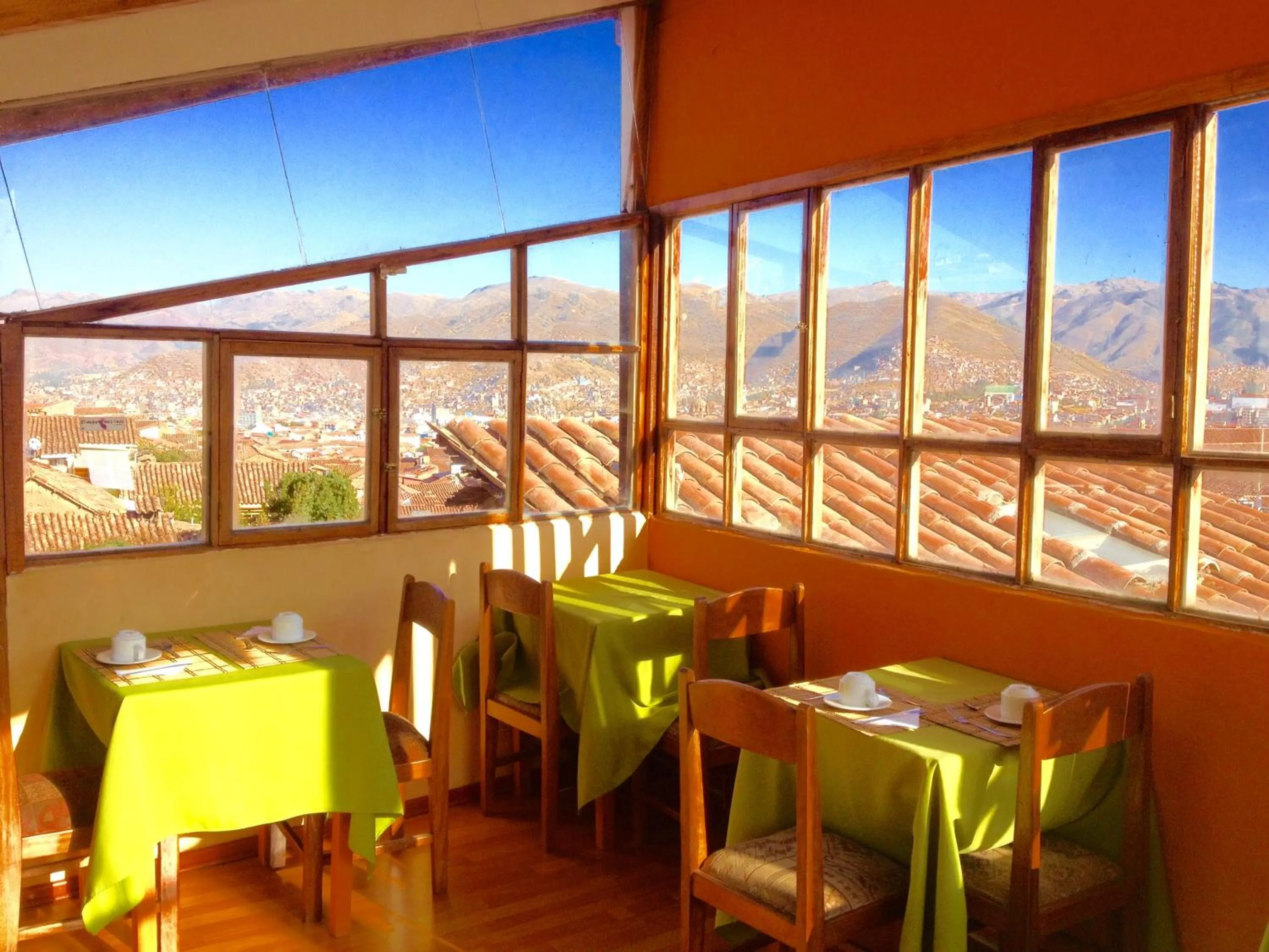 Communal lounge/ TV room in Casa De Mama Cusco - The Treehouse