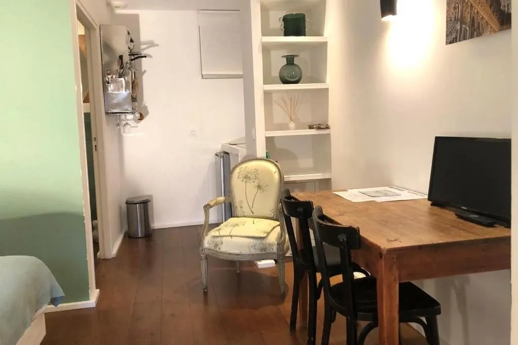 Denis & Virginie - château à pied - parking gratuit