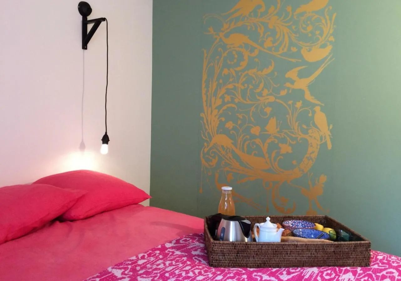 Bed in Denis & Virginie - château à pied - parking gratuit