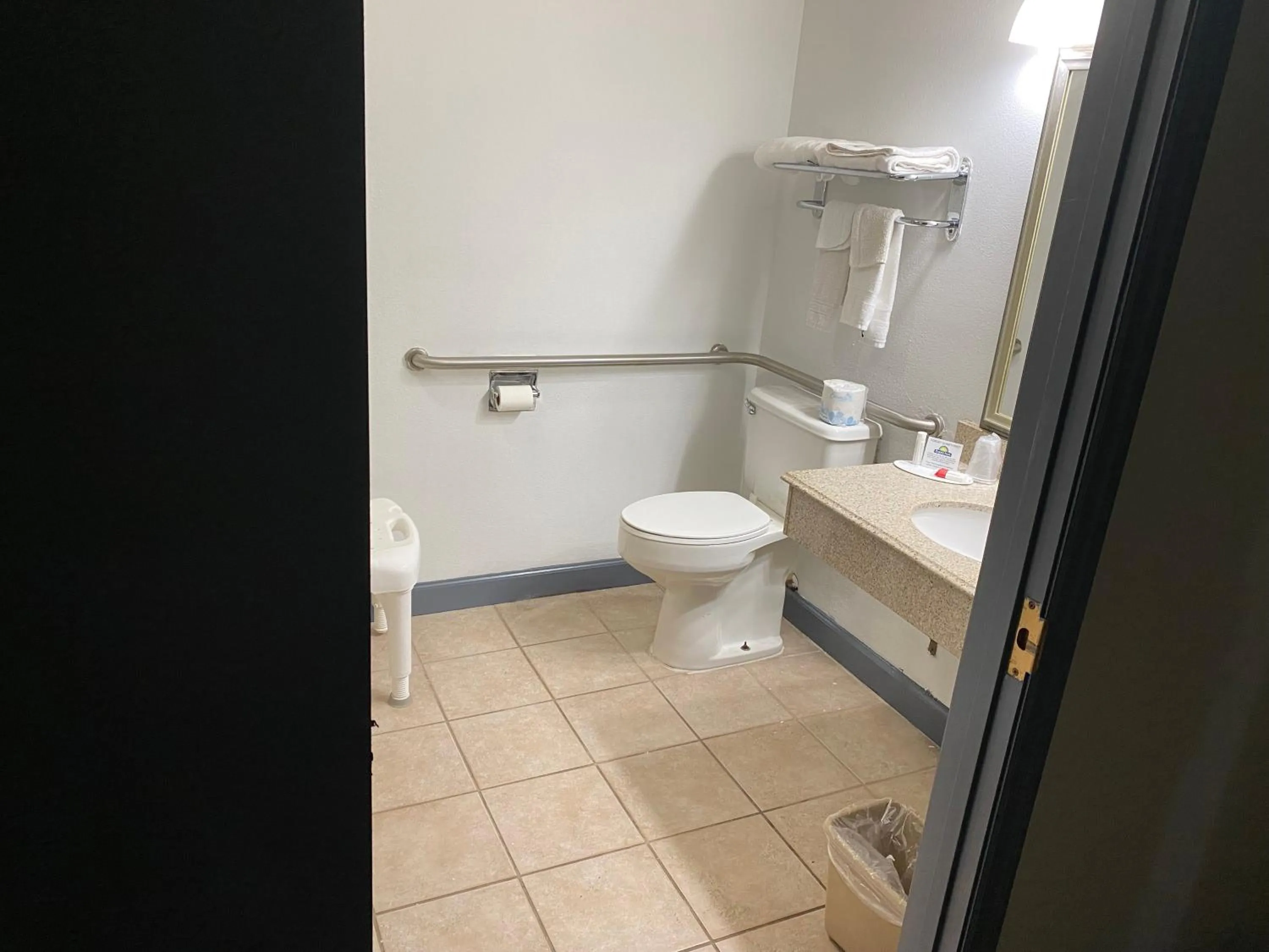 Toilet in Days Inn by Wyndham Perryville MO