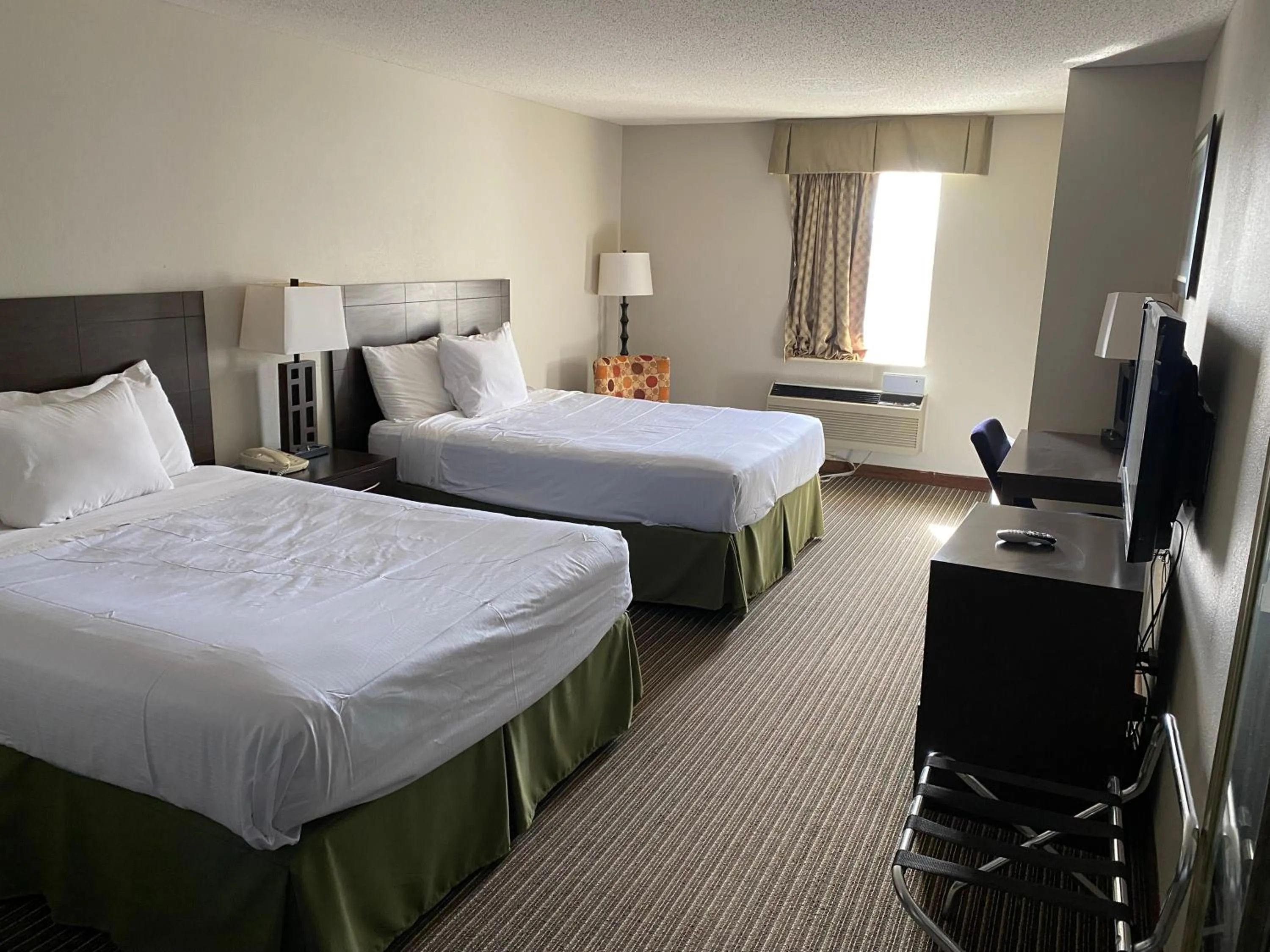 Bed in Days Inn by Wyndham Perryville MO