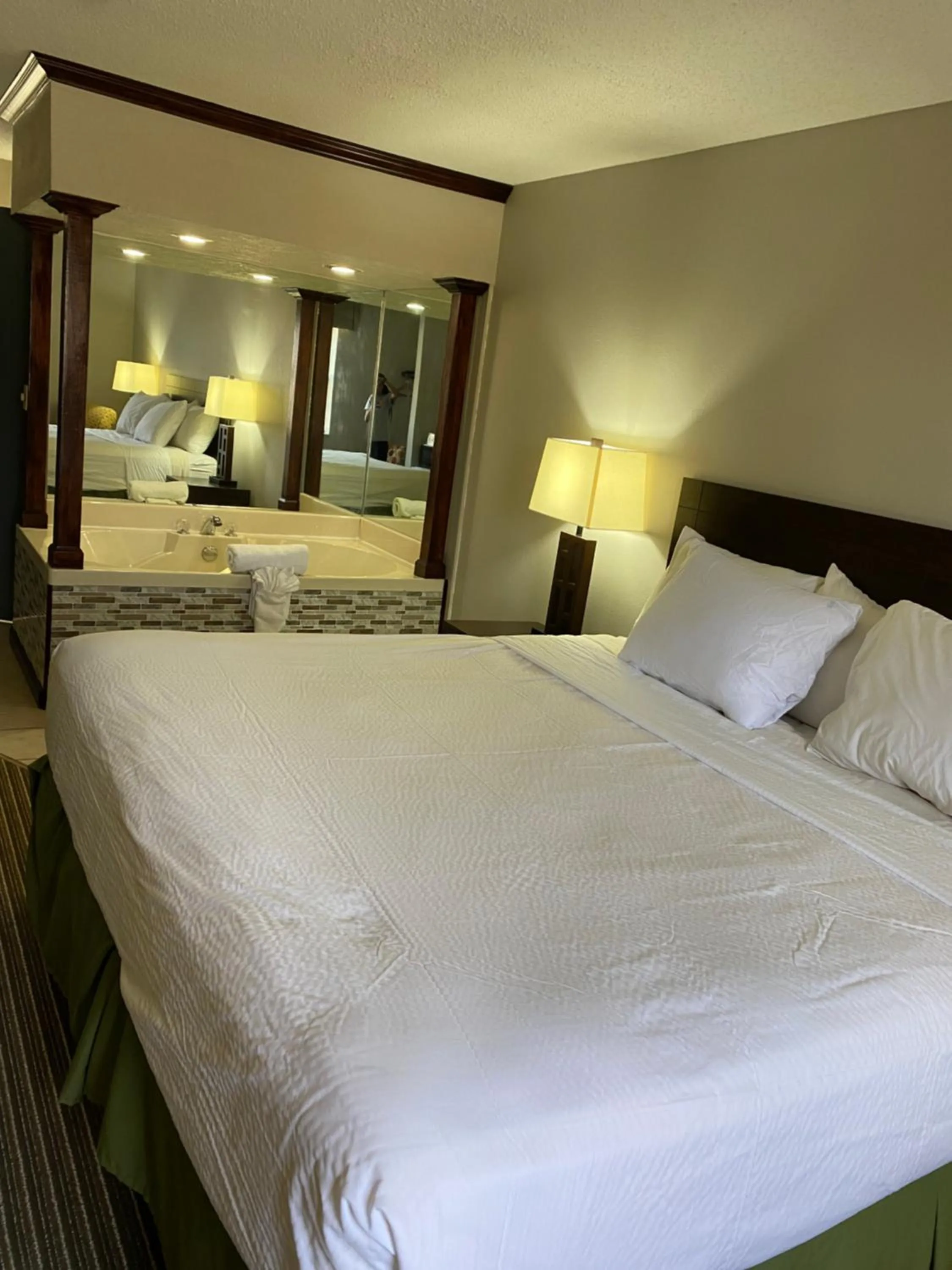 Bed in Days Inn by Wyndham Perryville MO