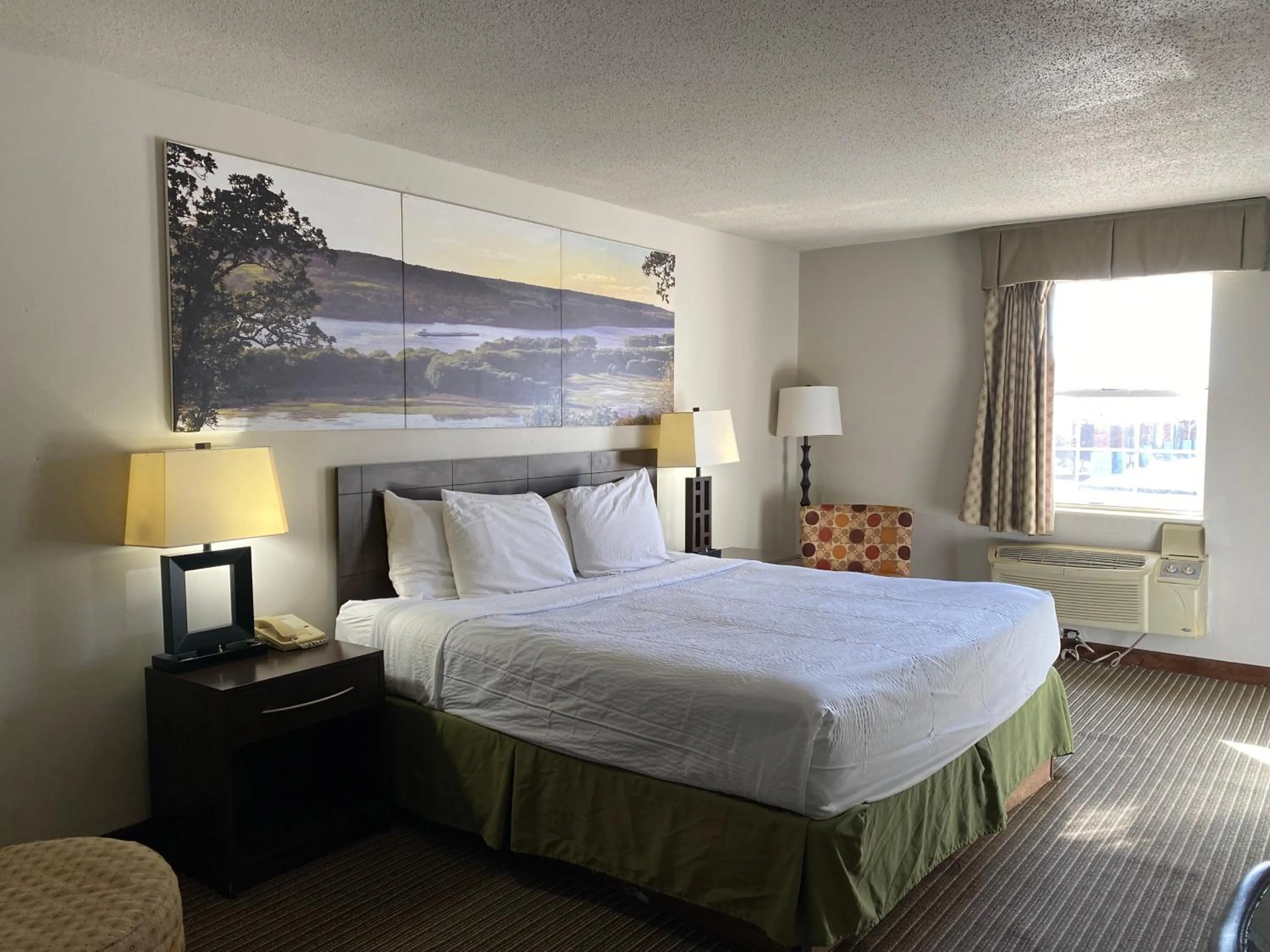 Bedroom, Bed in Days Inn by Wyndham Perryville MO