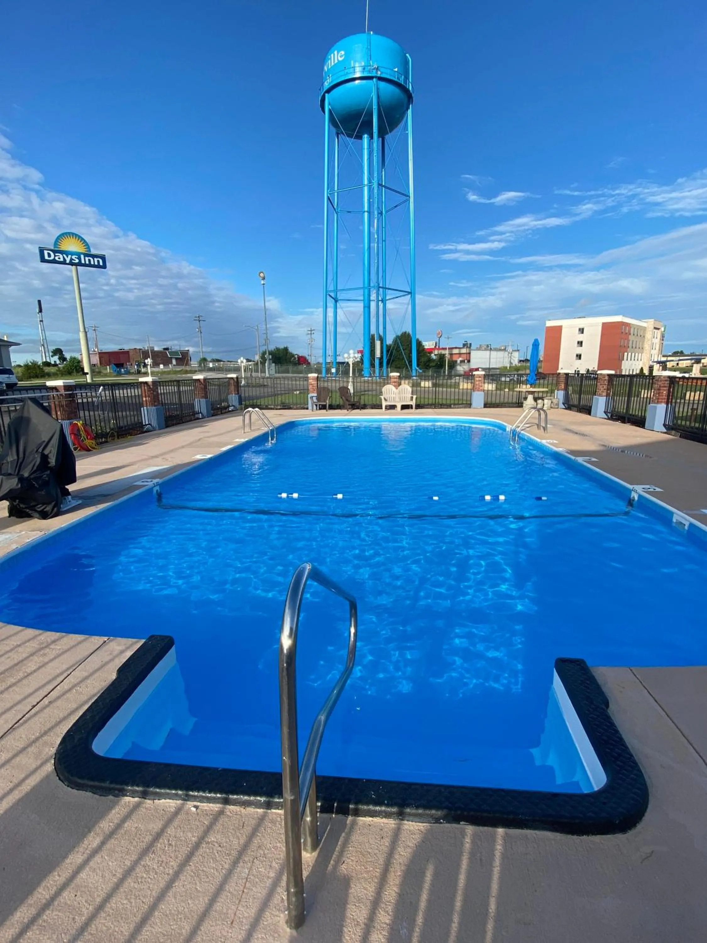 Swimming pool in Days Inn by Wyndham Perryville MO