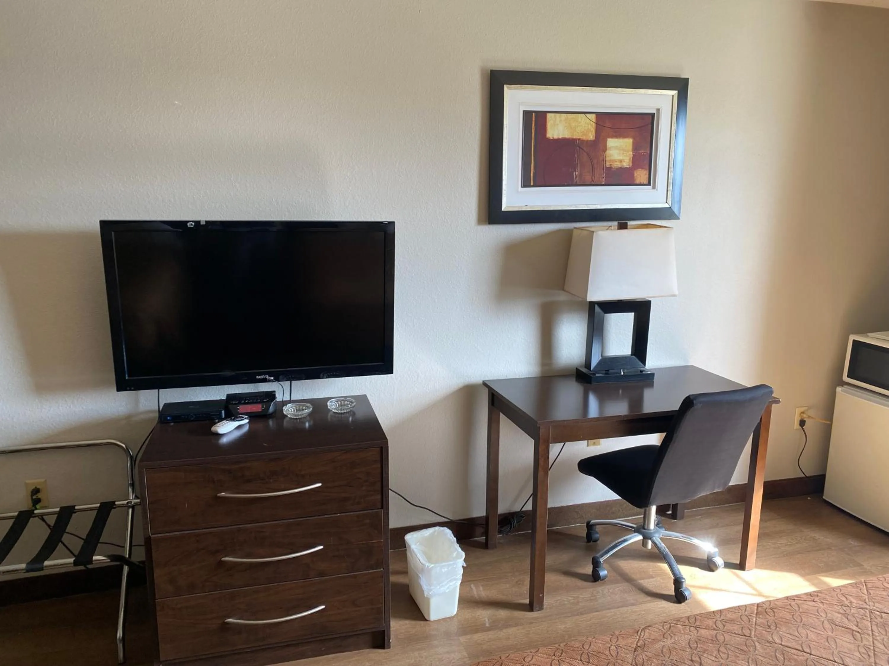 TV and multimedia in Days Inn by Wyndham Perryville MO