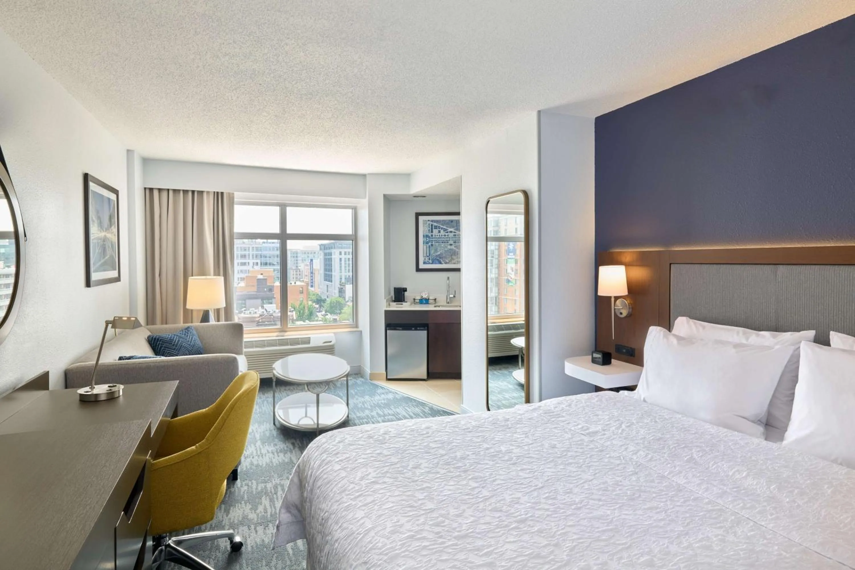 Bedroom, Bed in Hampton Inn Washington DC - Convention Center