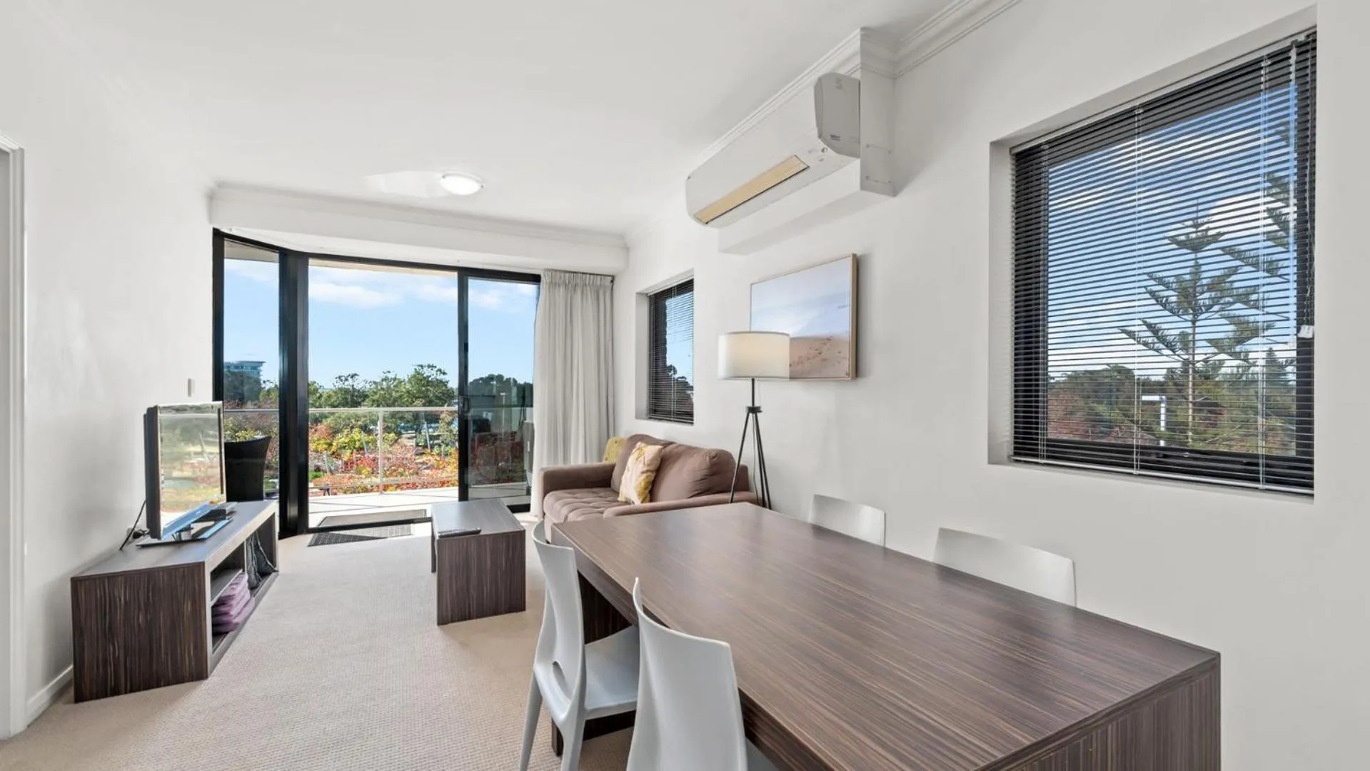 TV and multimedia in Dolphin Quay Apartments