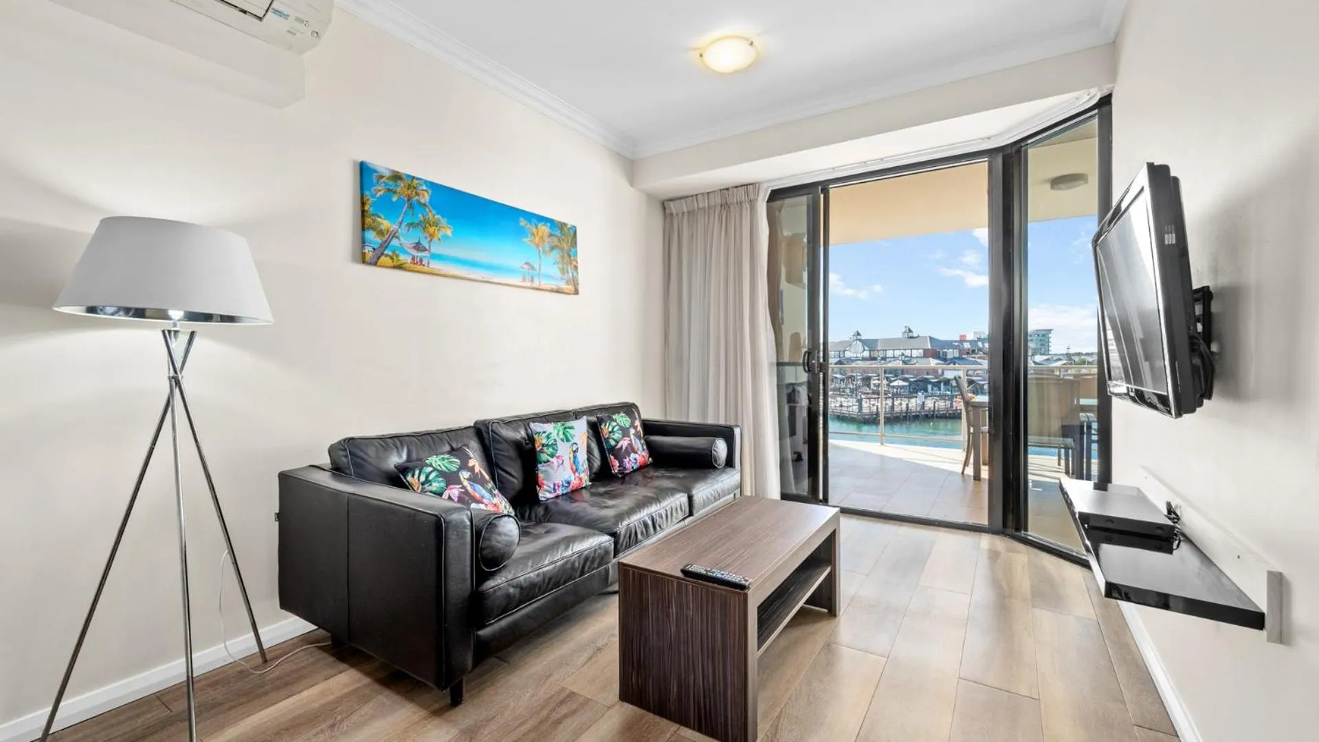 TV and multimedia in Dolphin Quay Apartments