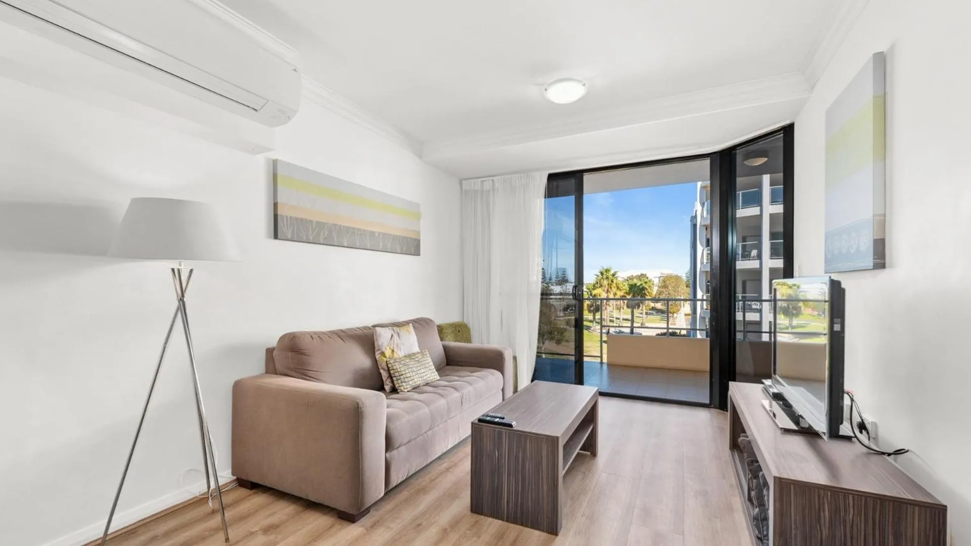 TV and multimedia in Dolphin Quay Apartments