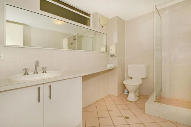Bathroom in Mandurah Motel and Apartments