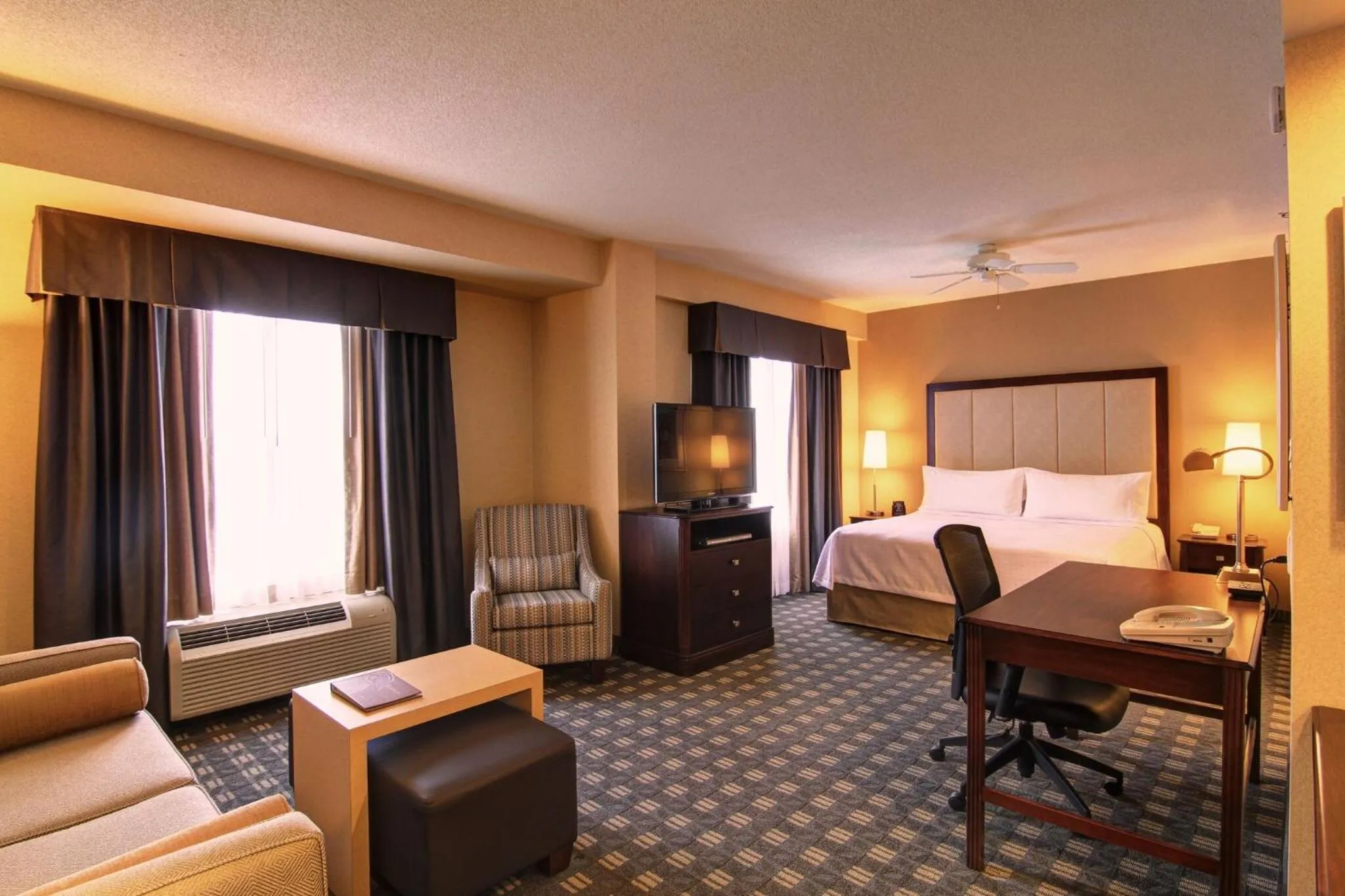 Photo of the whole room, Bed in Homewood Suites by Hilton Toronto Mississauga