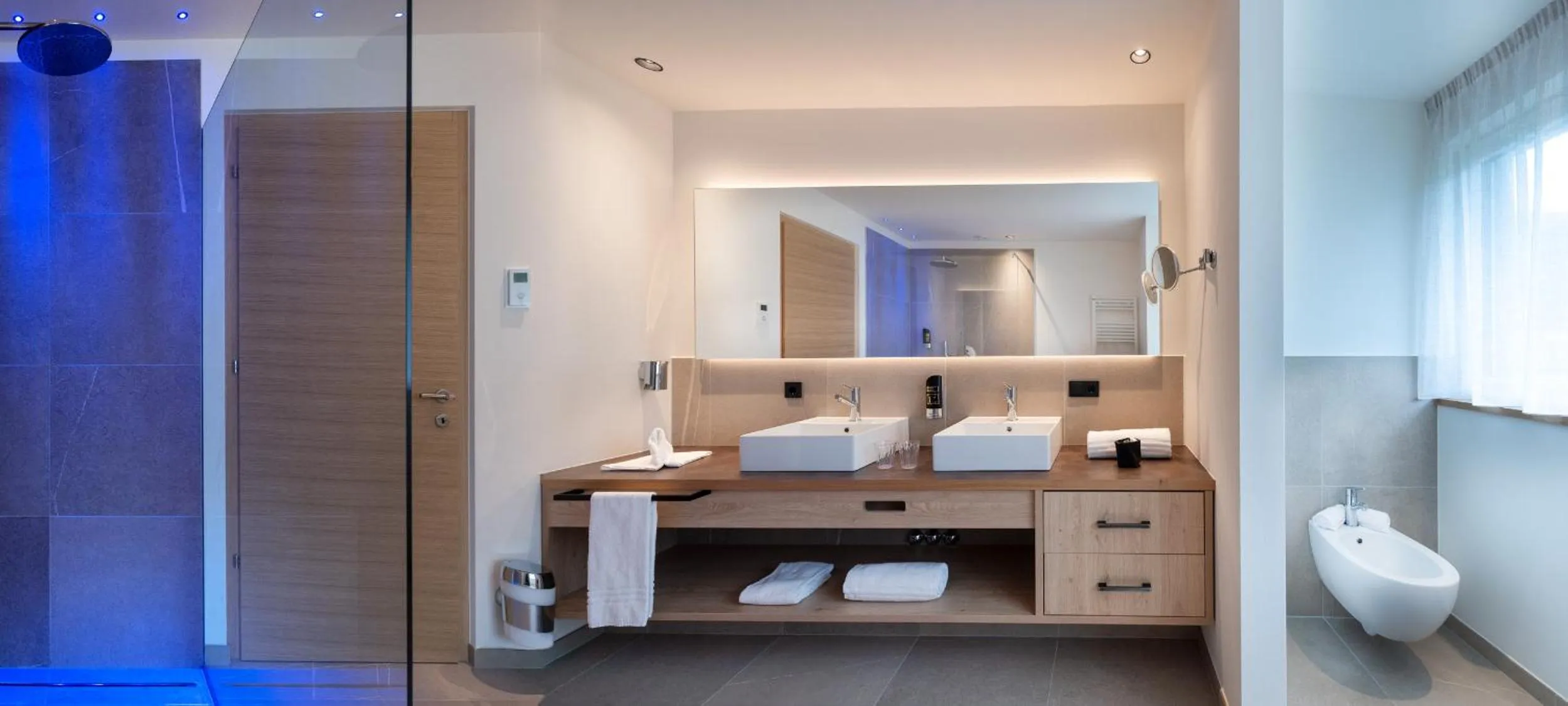 Bathroom, Bed in Hotel Christof