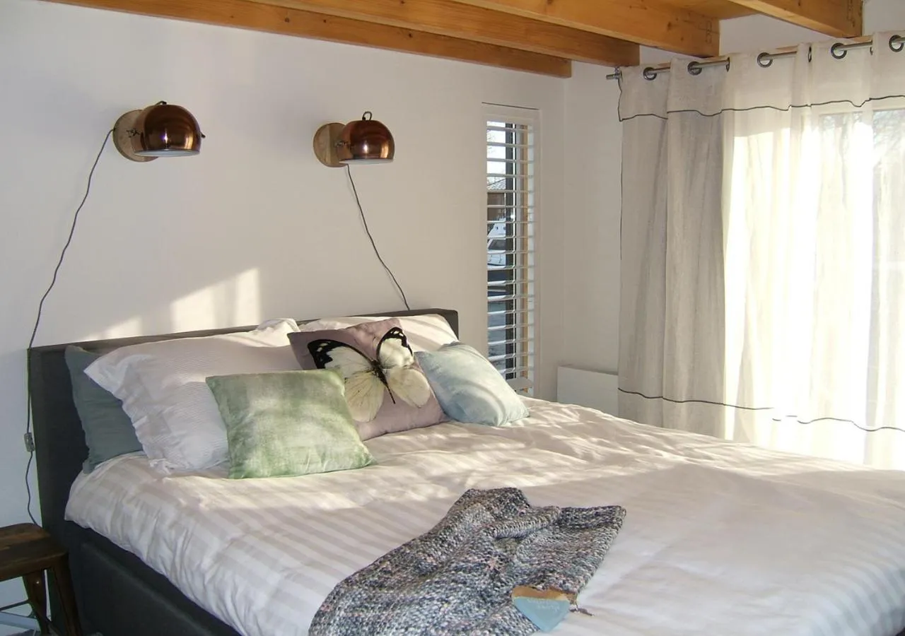 Bed in watervilla-albertje