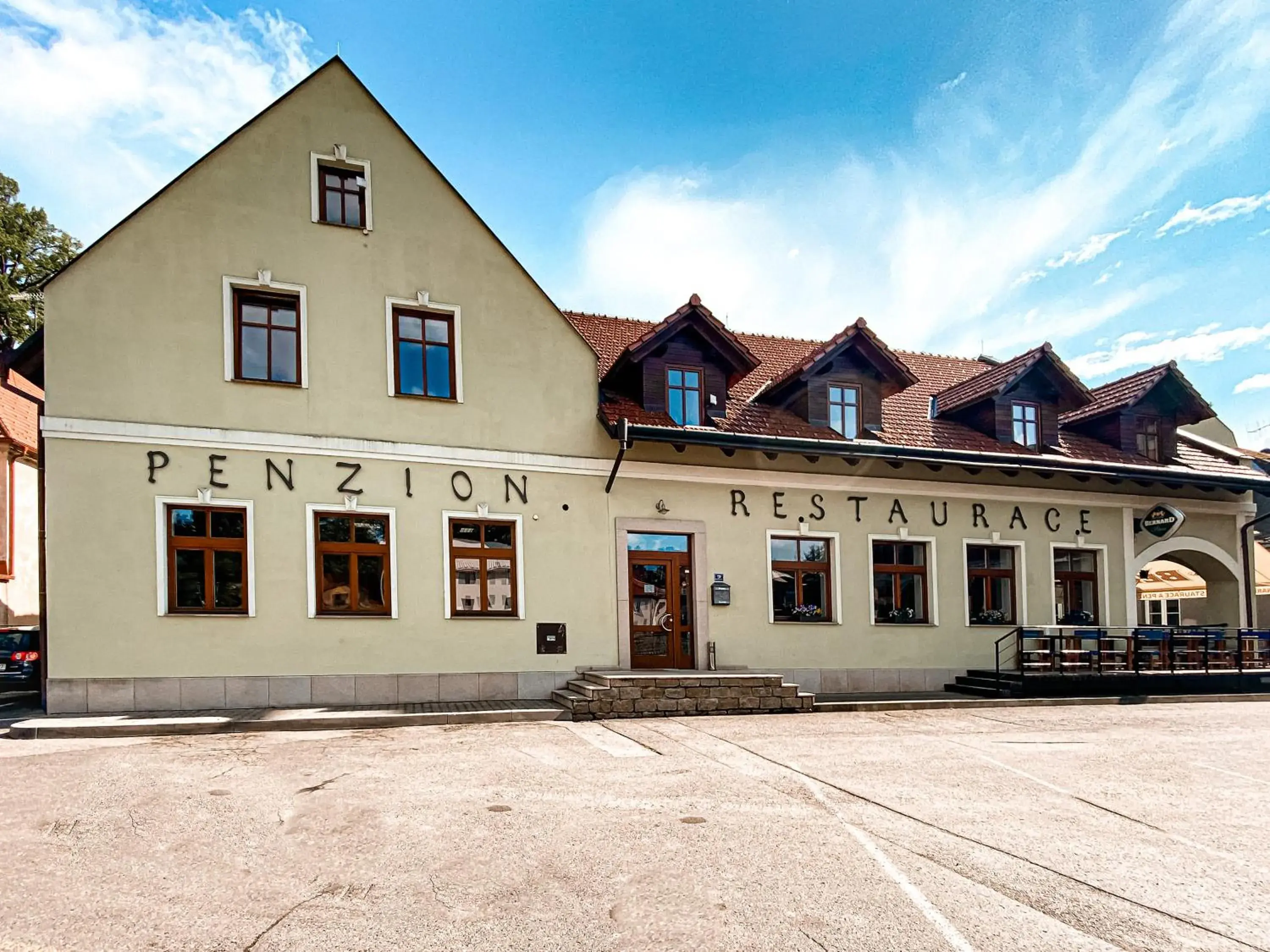 Penzion a restaurace U ŘEKY Penzion a restaurace U ŘEKY