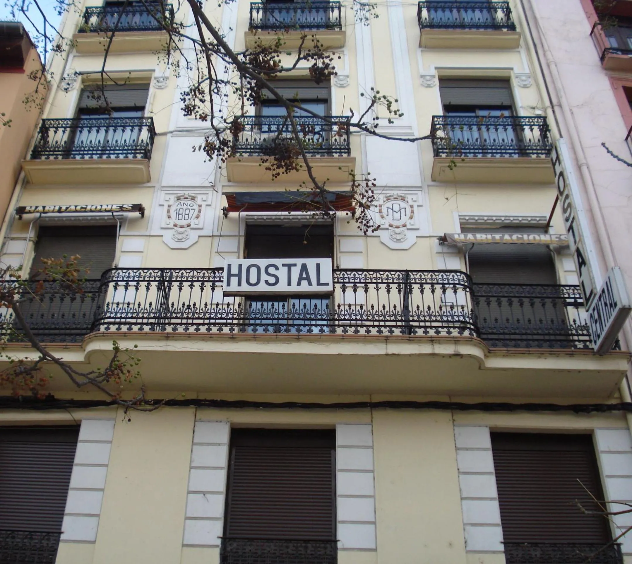 Property building in Hostel Central Zaragoza