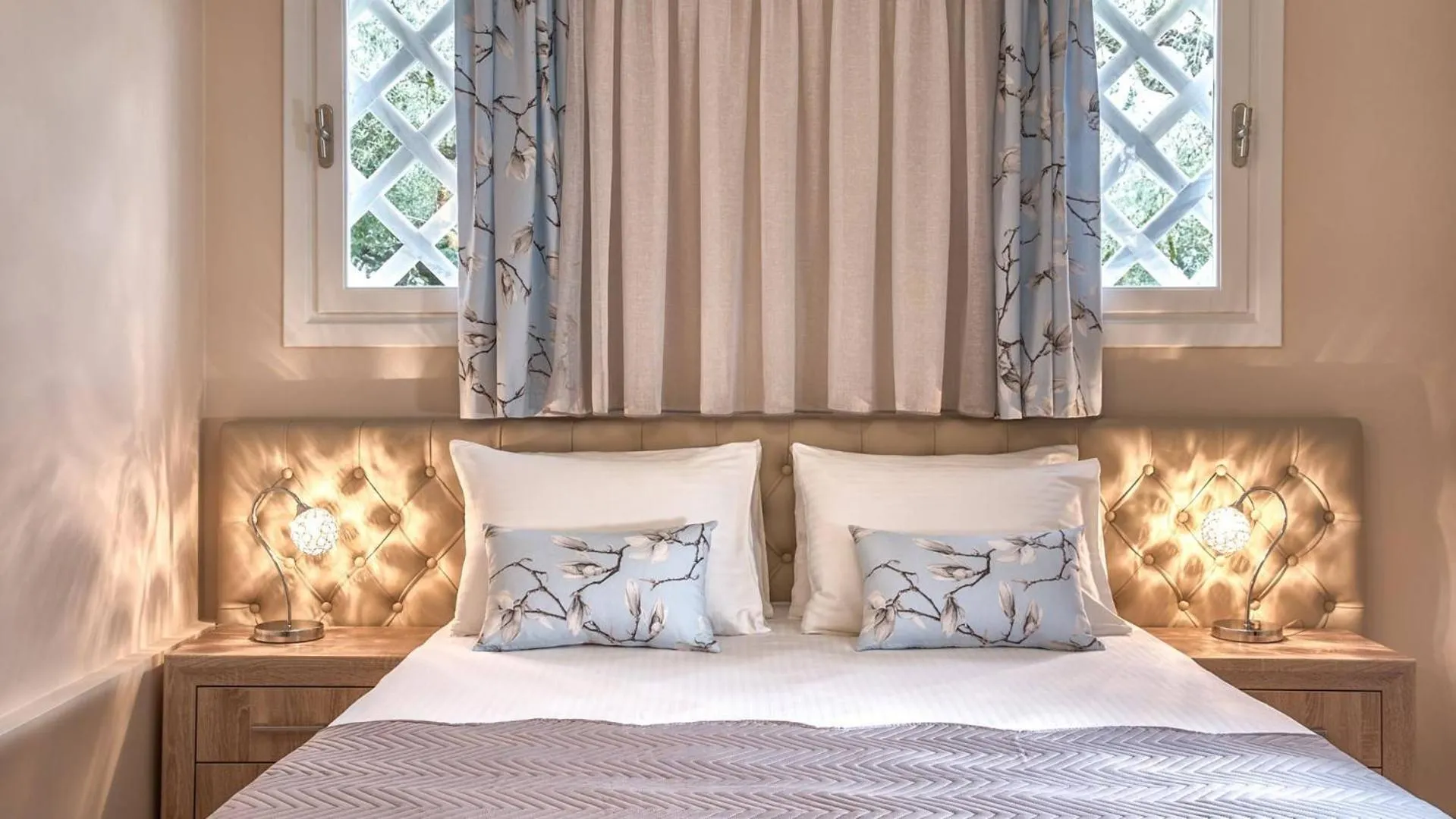 Bedroom, Bed in Coral Villa