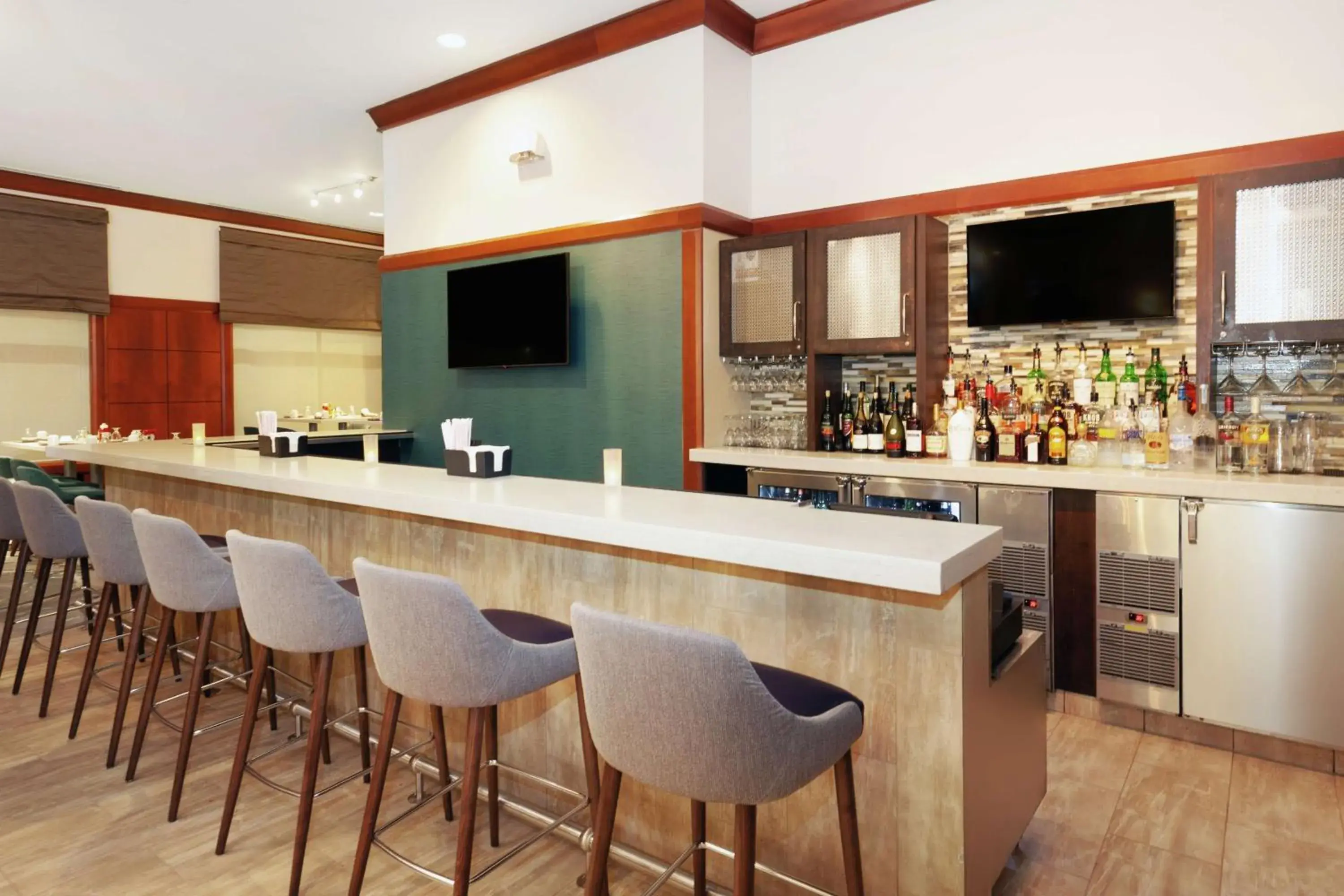 Lounge or bar in Hilton Garden Inn Evanston Lounge or bar in Hilton Garden Inn Evanston