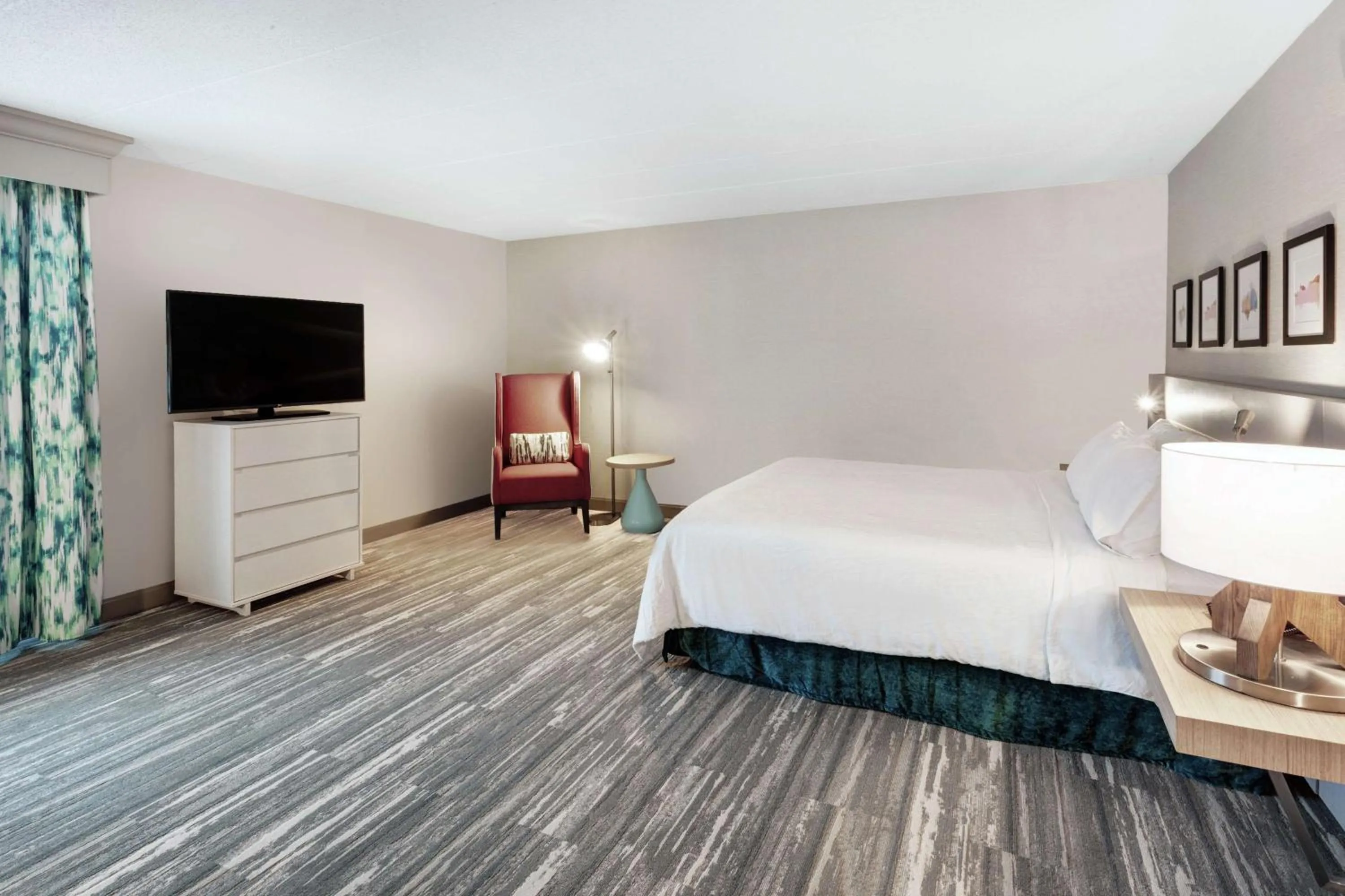 Bedroom, Bed in Hilton Garden Inn Evanston