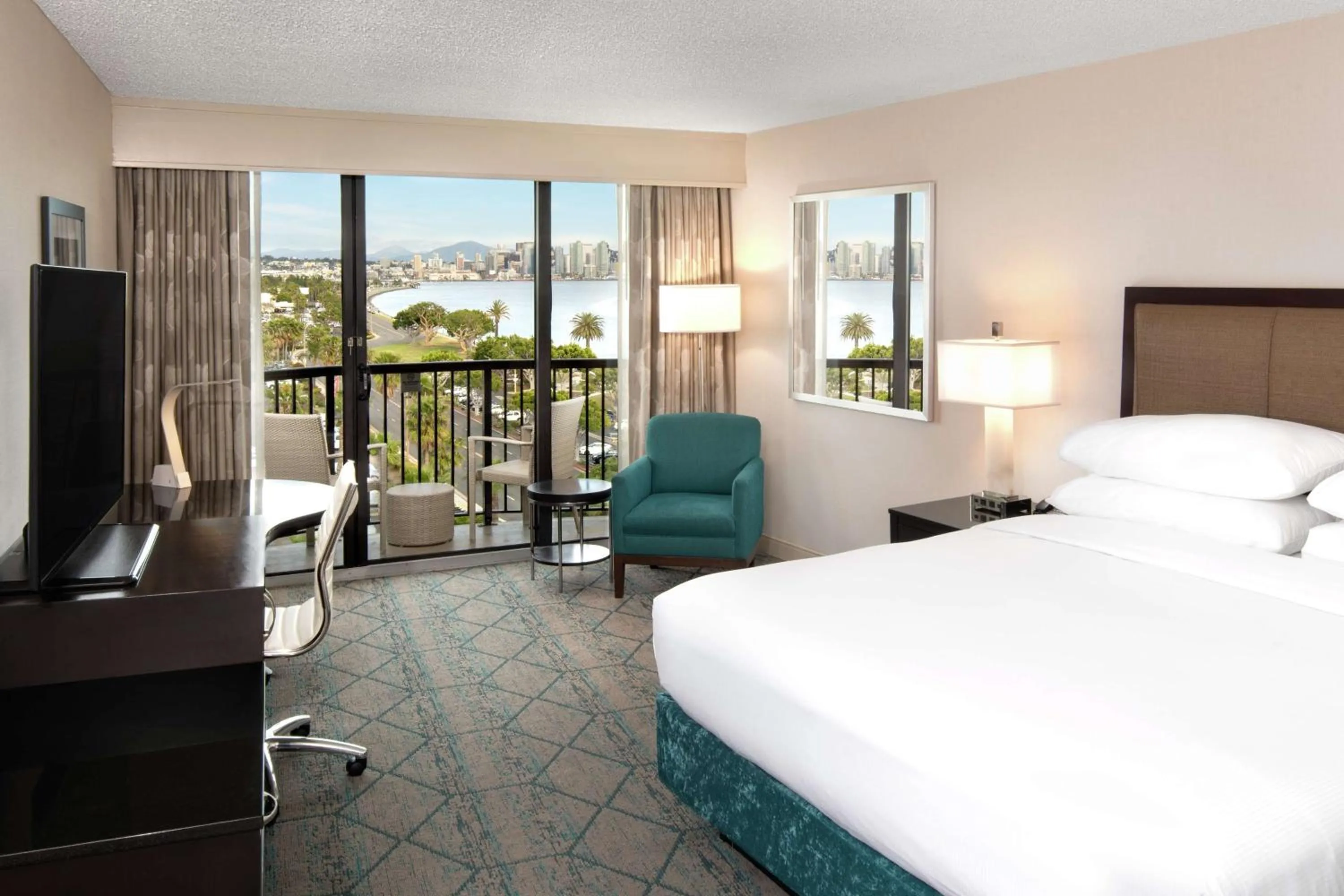 Bedroom, Bed in Hilton San Diego Airport/Harbor Island