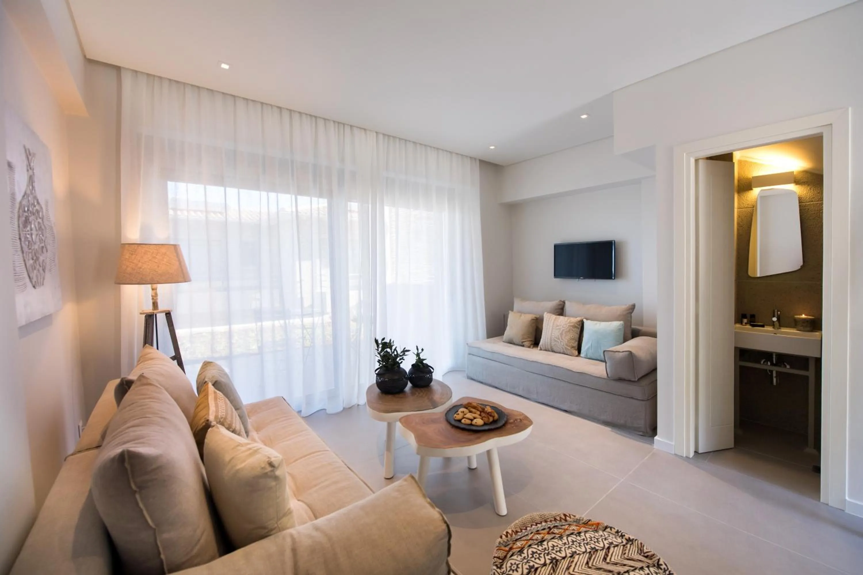 Photo of the whole room in Crystal Waters