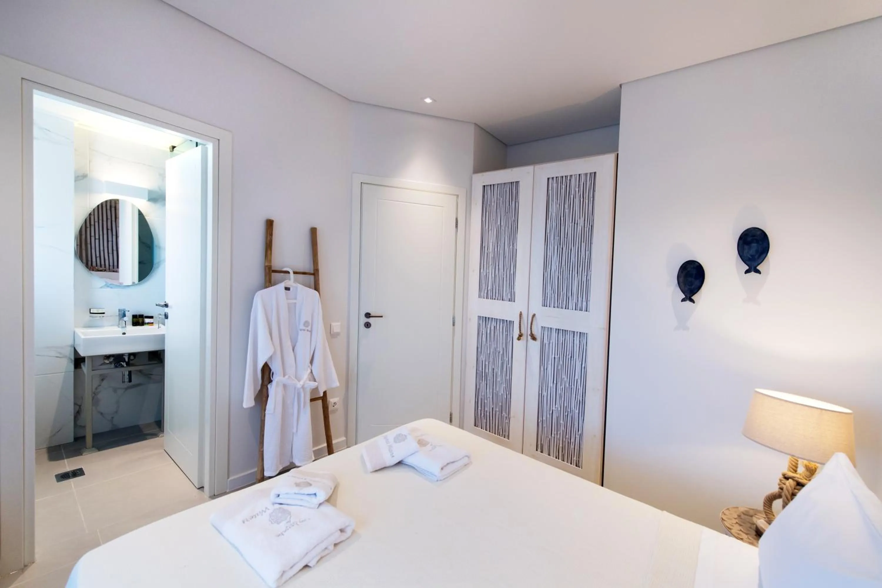 Photo of the whole room, Bed in Crystal Waters