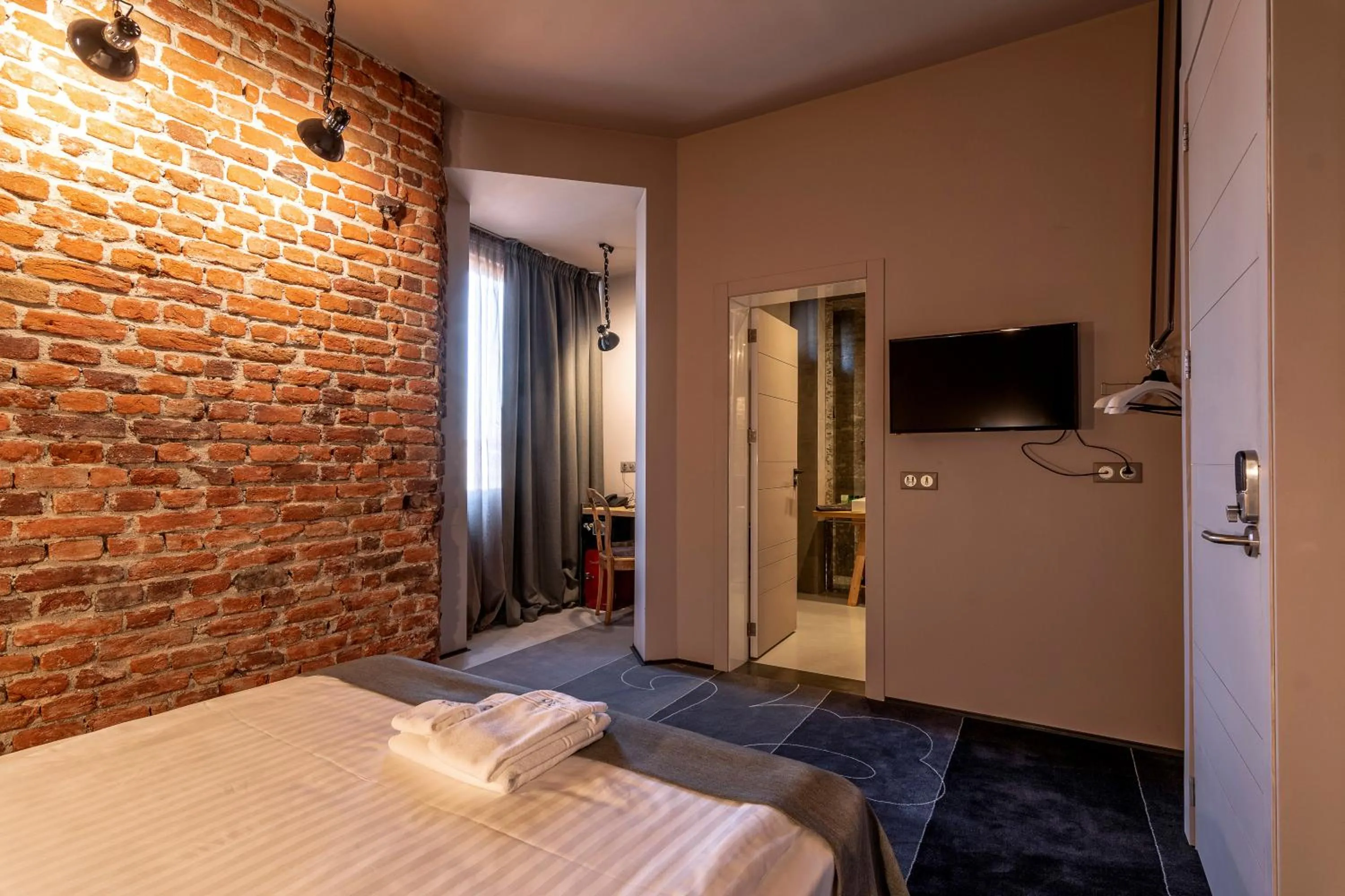 Photo of the whole room, Bed in Design Hotel 36