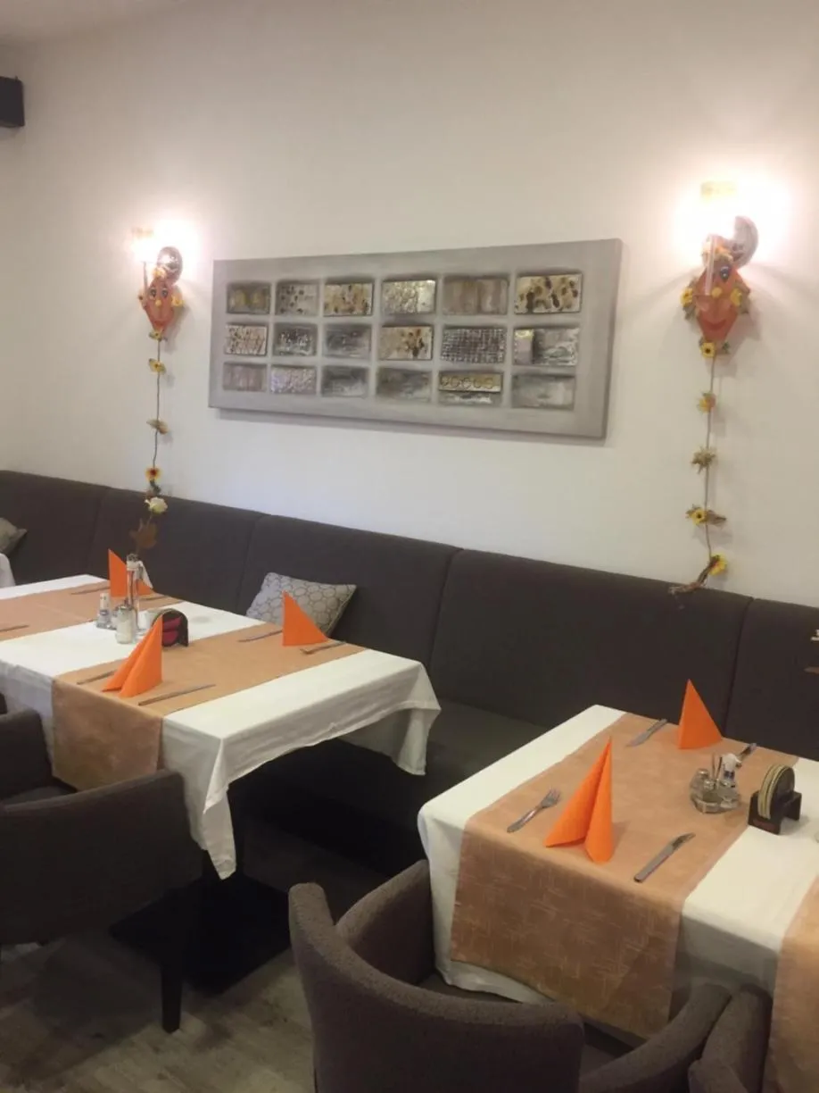 Restaurant/places to eat in Pension & Restaurant La Amalia