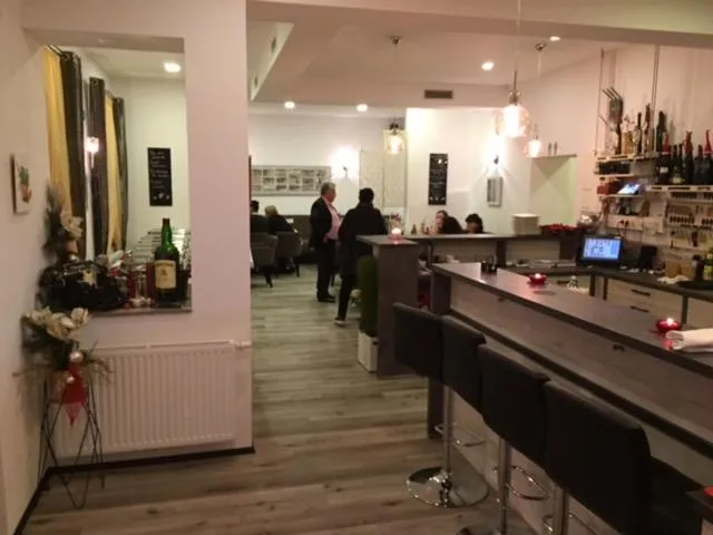 Restaurant/places to eat in Pension & Restaurant La Amalia