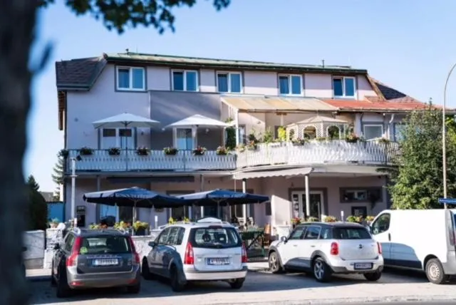 Property building in Pension & Restaurant La Amalia